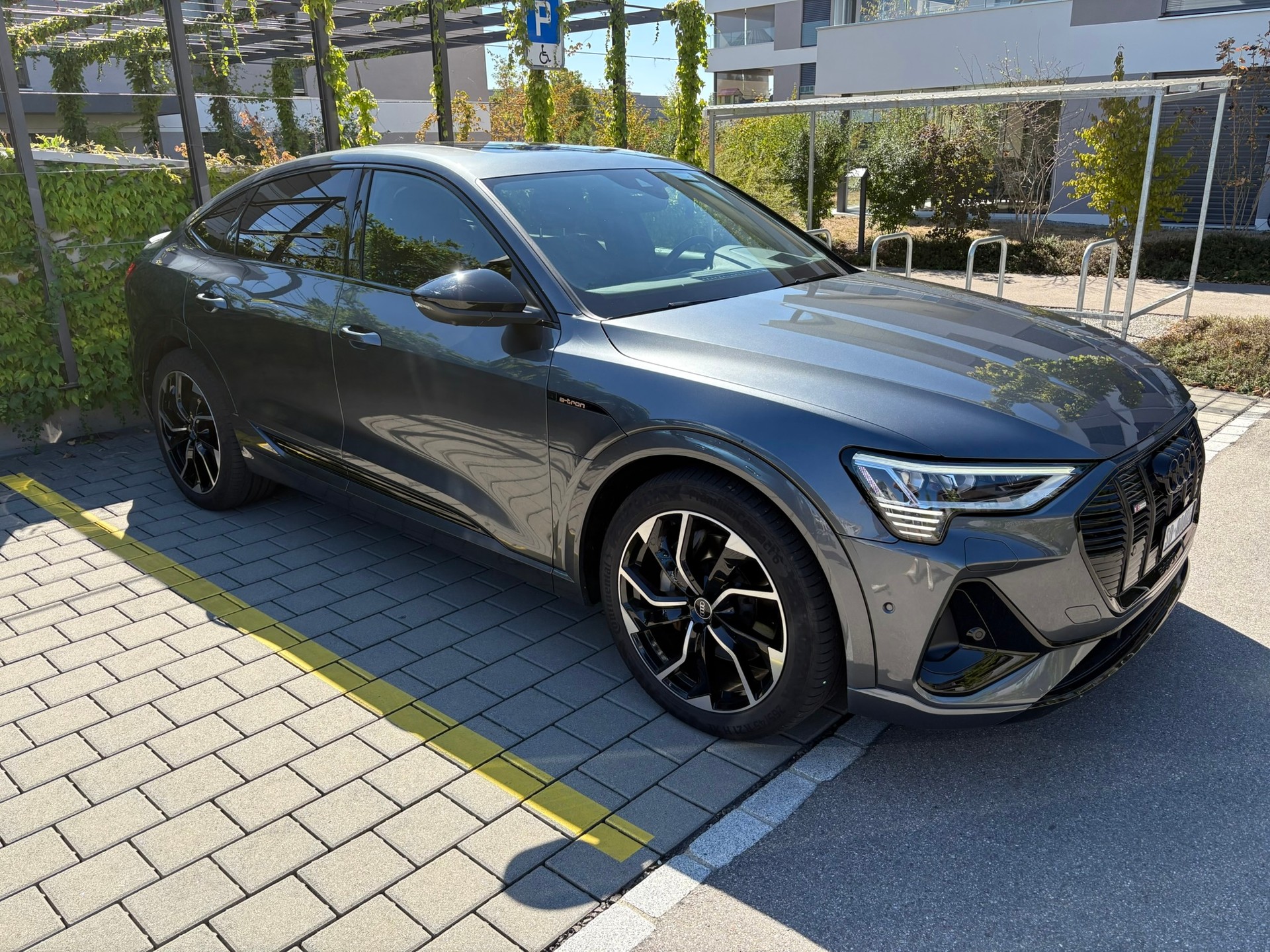 AUDI e-tron 55 Sportback S Line quattro-image-1