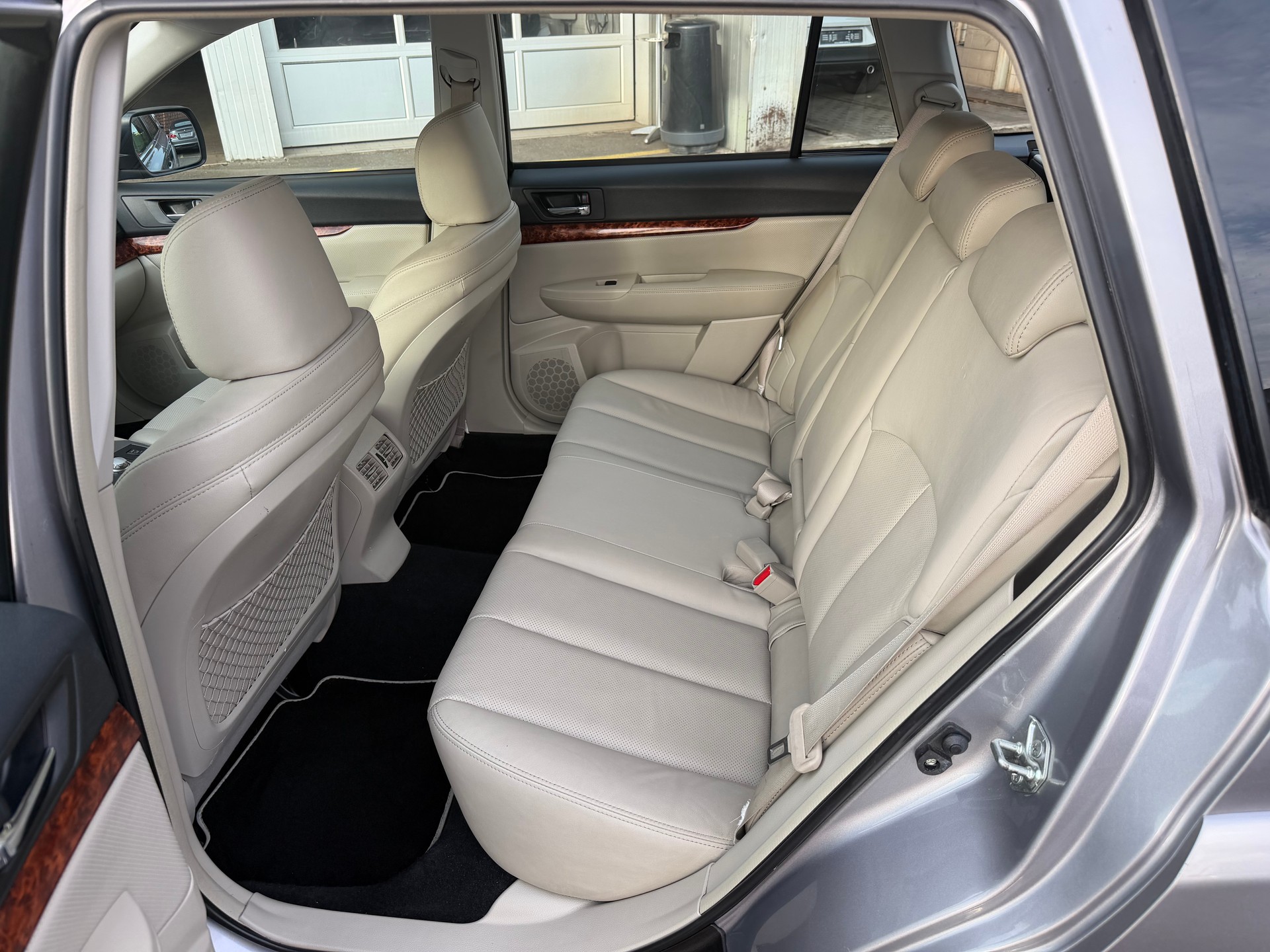SUBARU Outback 3.6R Executive AWD Automatic-image-11