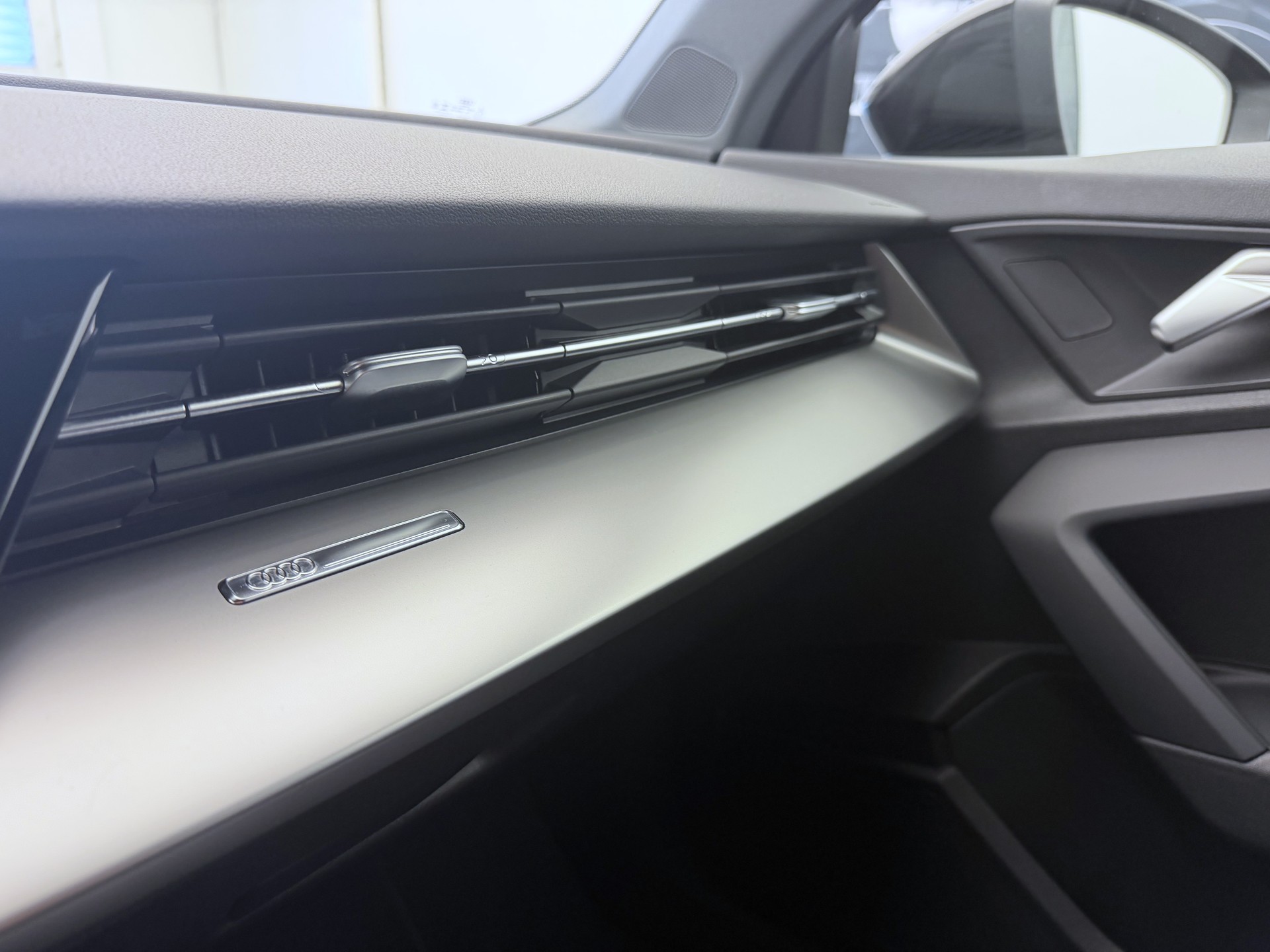 AUDI A3 Sportback 35 TFSI Attraction S-tronic-image-16