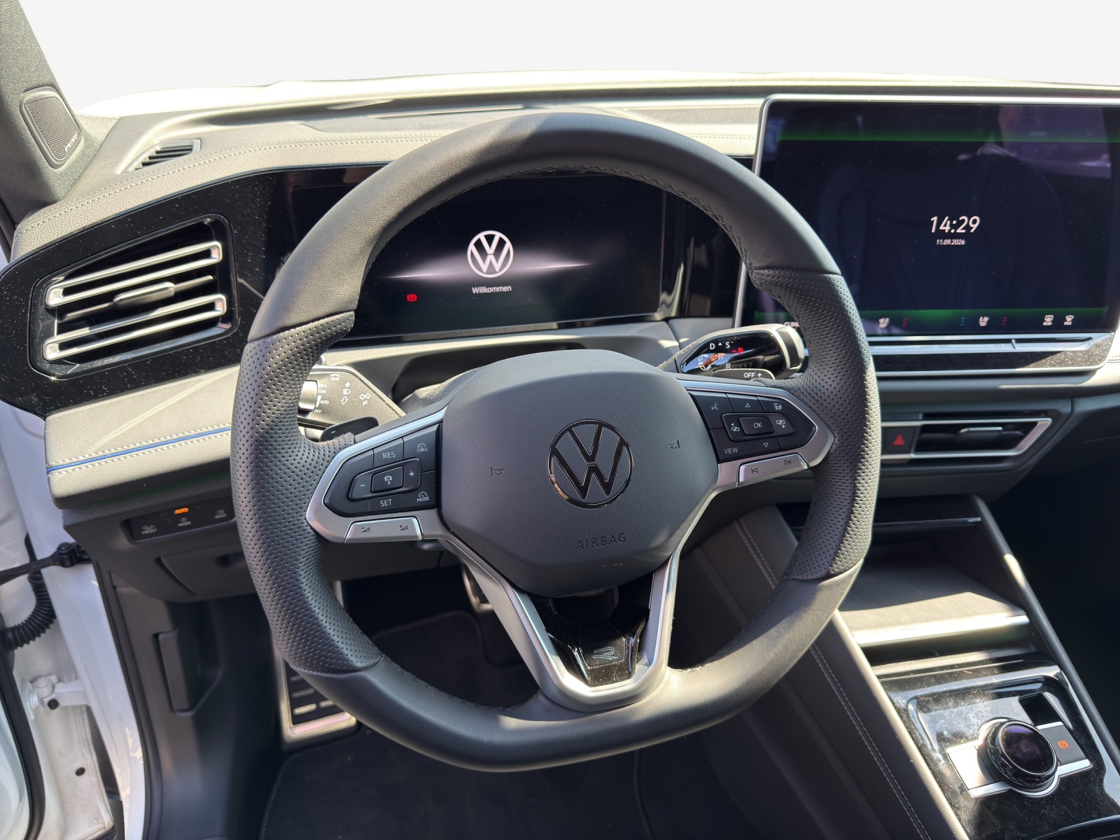 VW Tiguan 2.0 TDI SCR R-Line 4Motion DSG-image-9