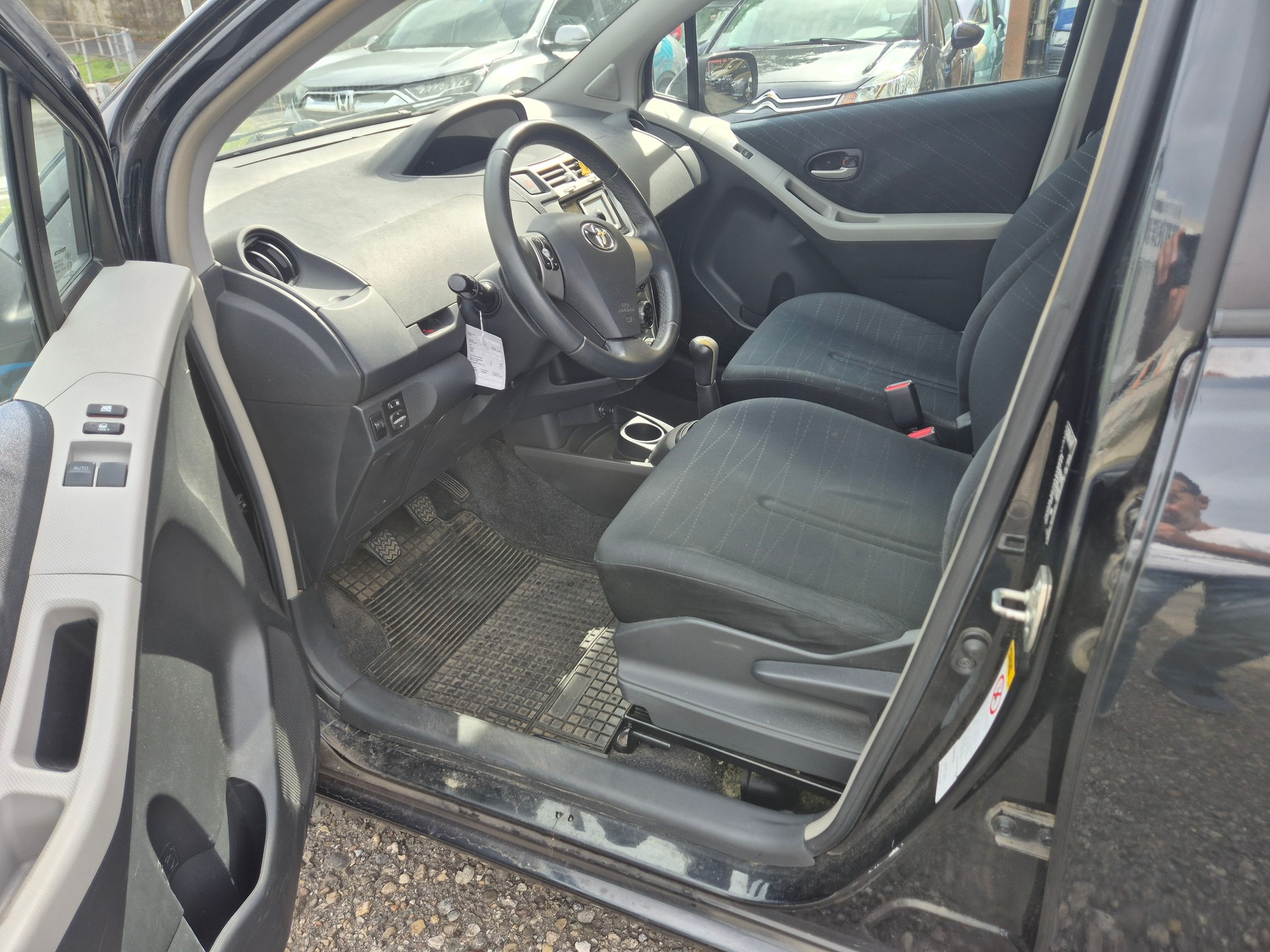 TOYOTA Yaris 1.3 Linea Sol-image-9