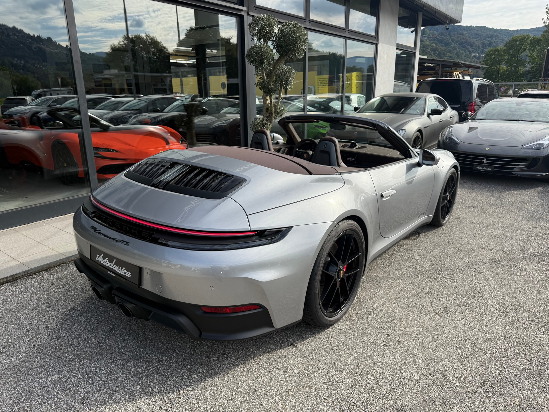 PORSCHE 911 Carrera 4 GTS Cabriolet-image-9