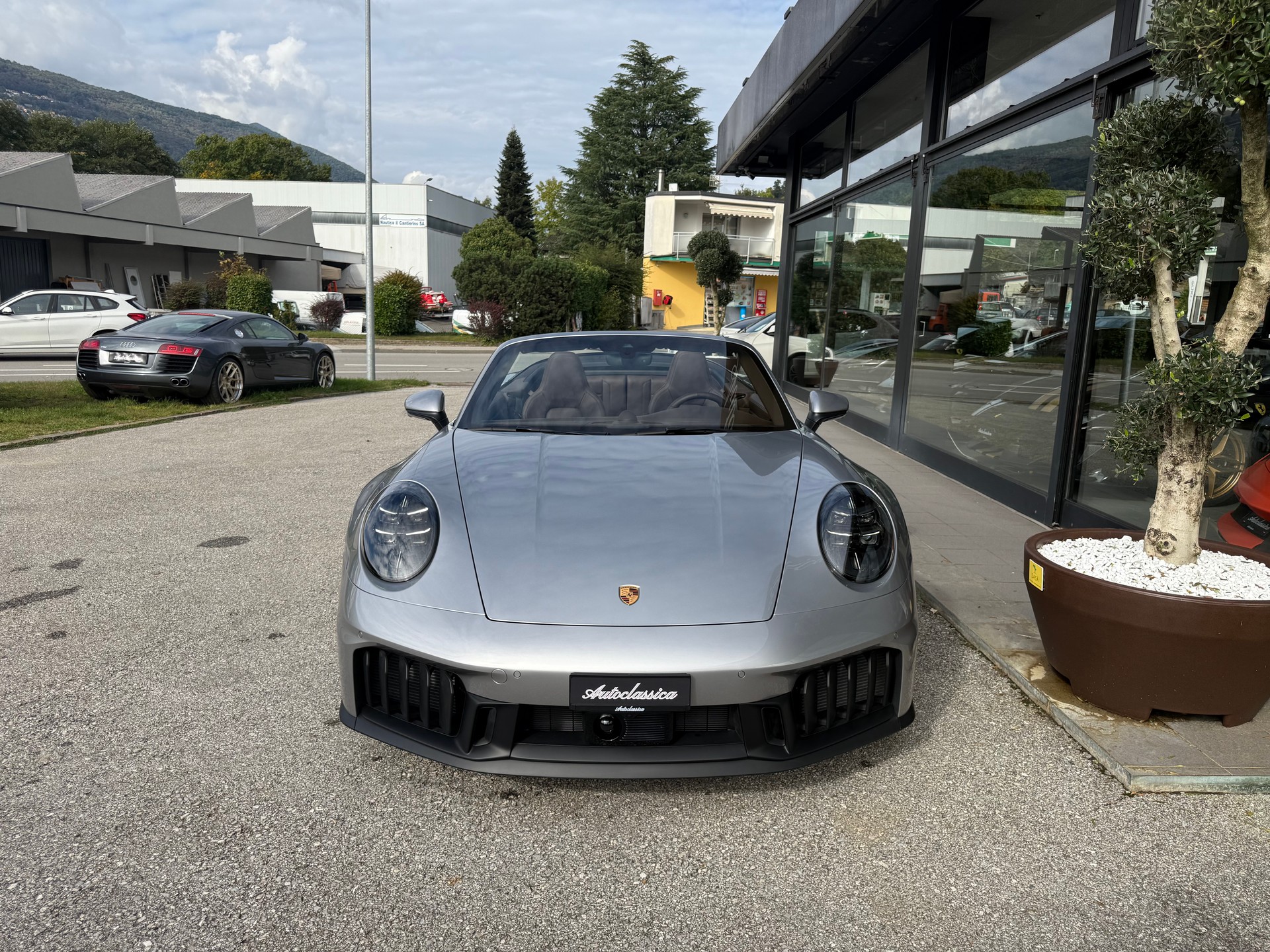 PORSCHE 911 Carrera 4 GTS Cabriolet-image-1