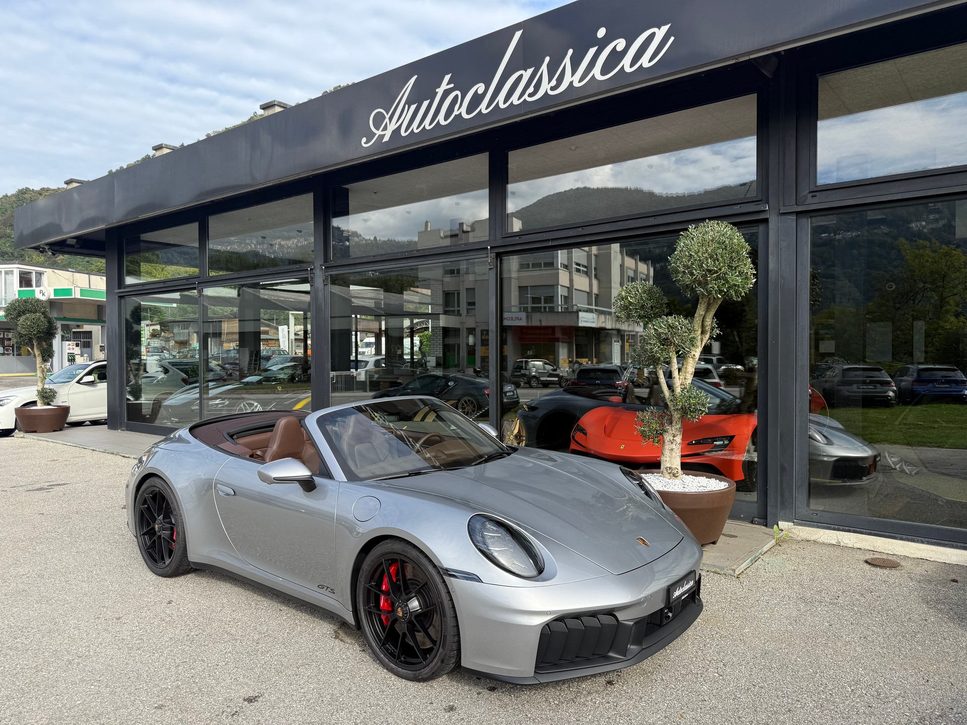 PORSCHE 911 Carrera 4 GTS Cabriolet-image-5