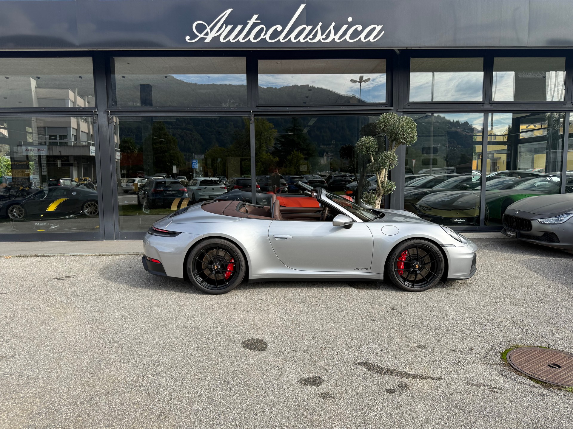 PORSCHE 911 Carrera 4 GTS Cabriolet-image-3
