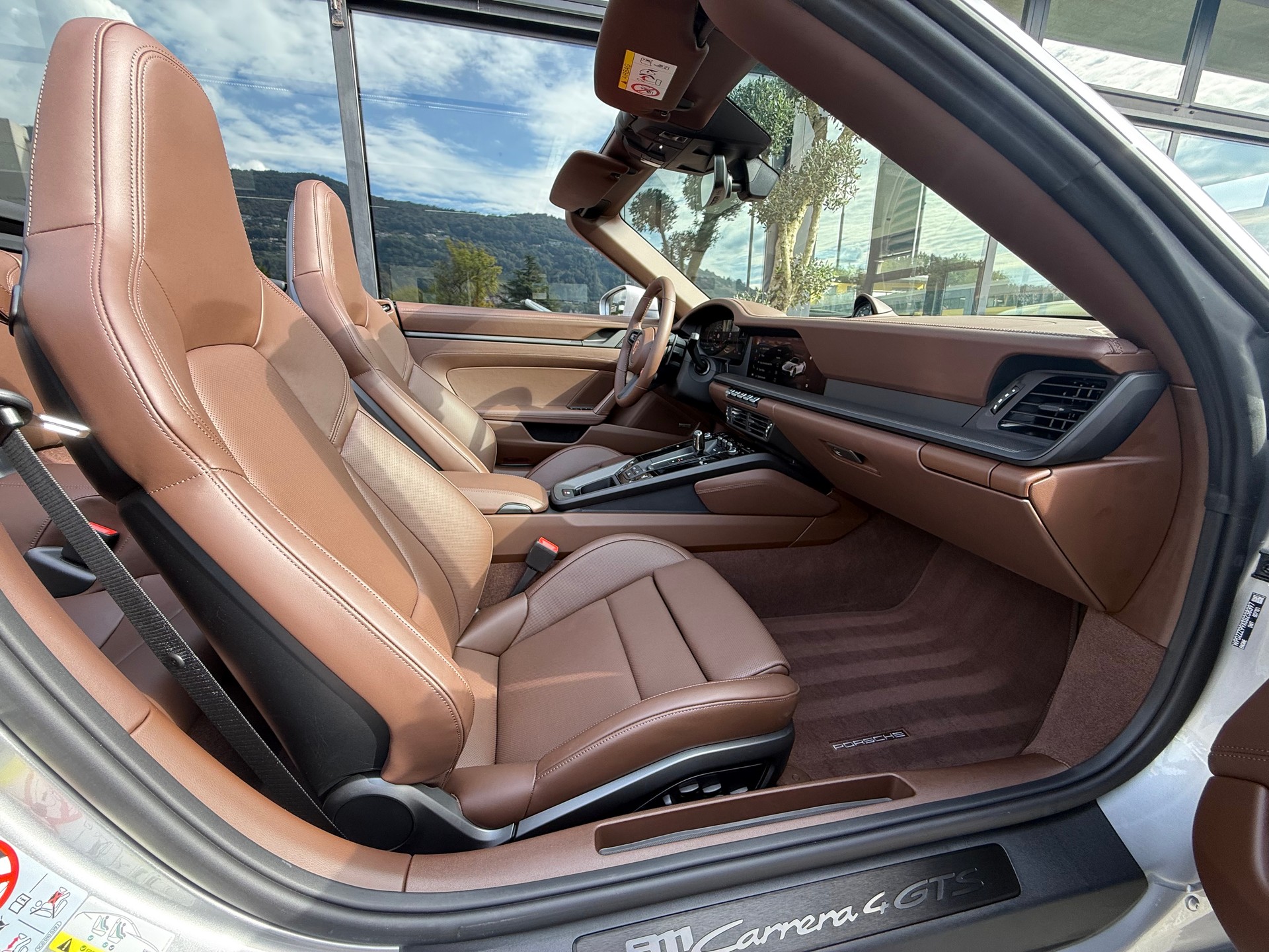 PORSCHE 911 Carrera 4 GTS Cabriolet-image-12