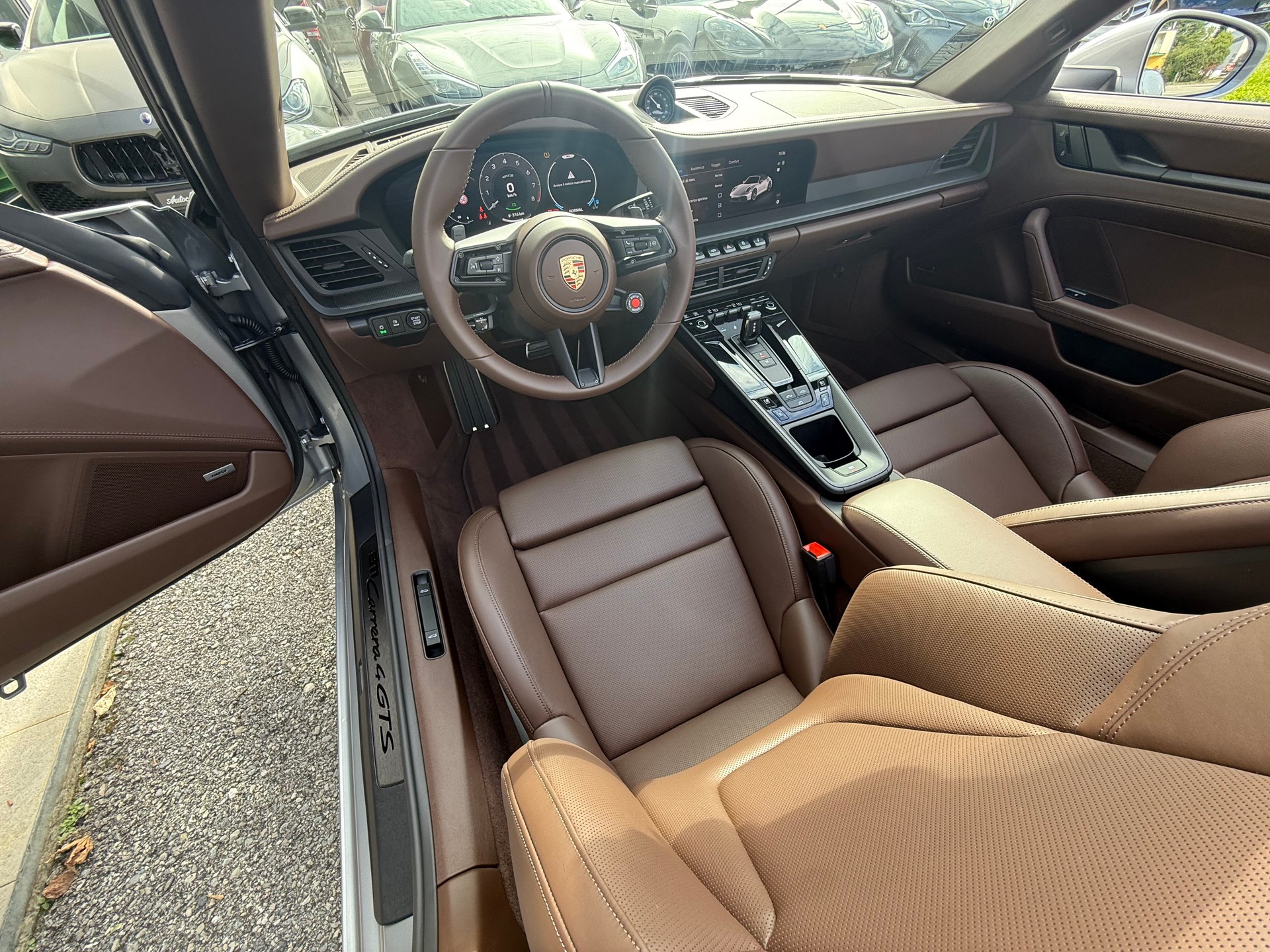 PORSCHE 911 Carrera 4 GTS Cabriolet-image-11