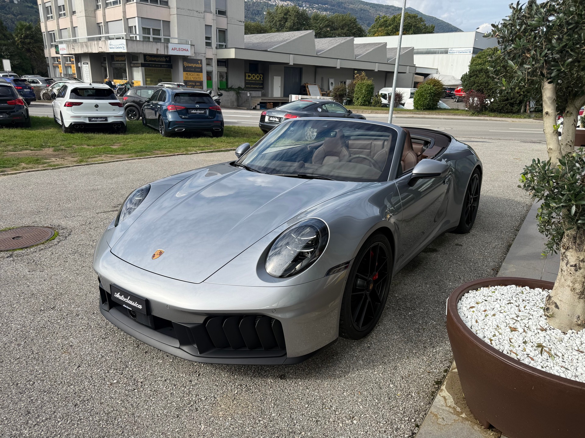 PORSCHE 911 Carrera 4 GTS Cabriolet-image-7