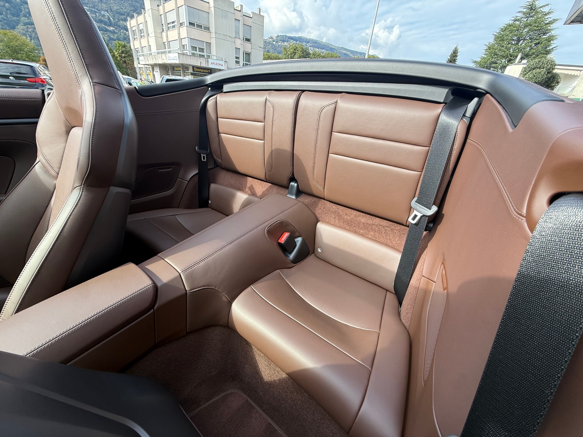 PORSCHE 911 Carrera 4 GTS Cabriolet-image-18