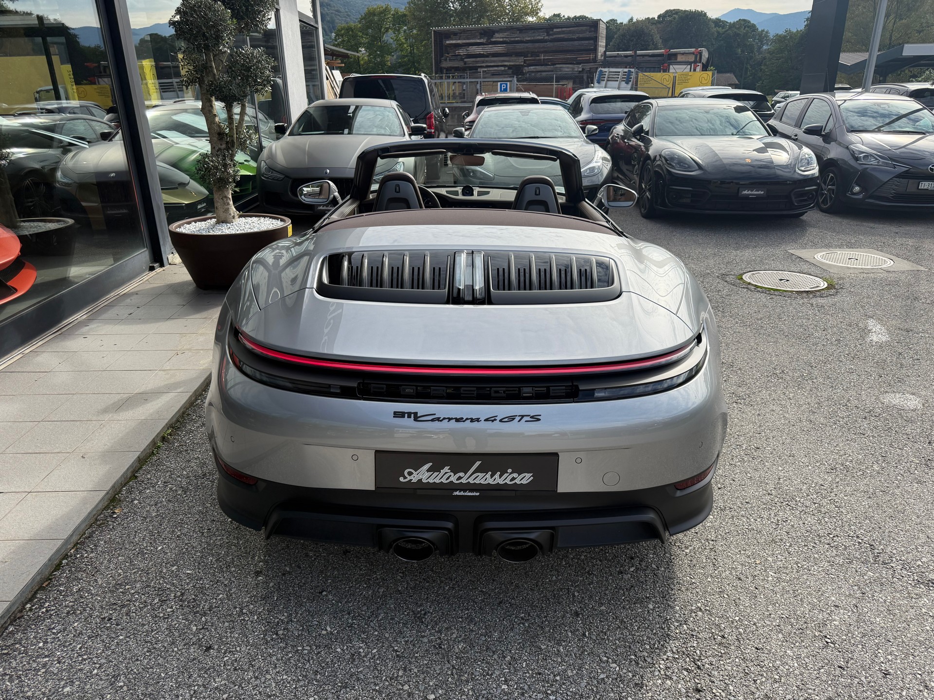 PORSCHE 911 Carrera 4 GTS Cabriolet-image-2