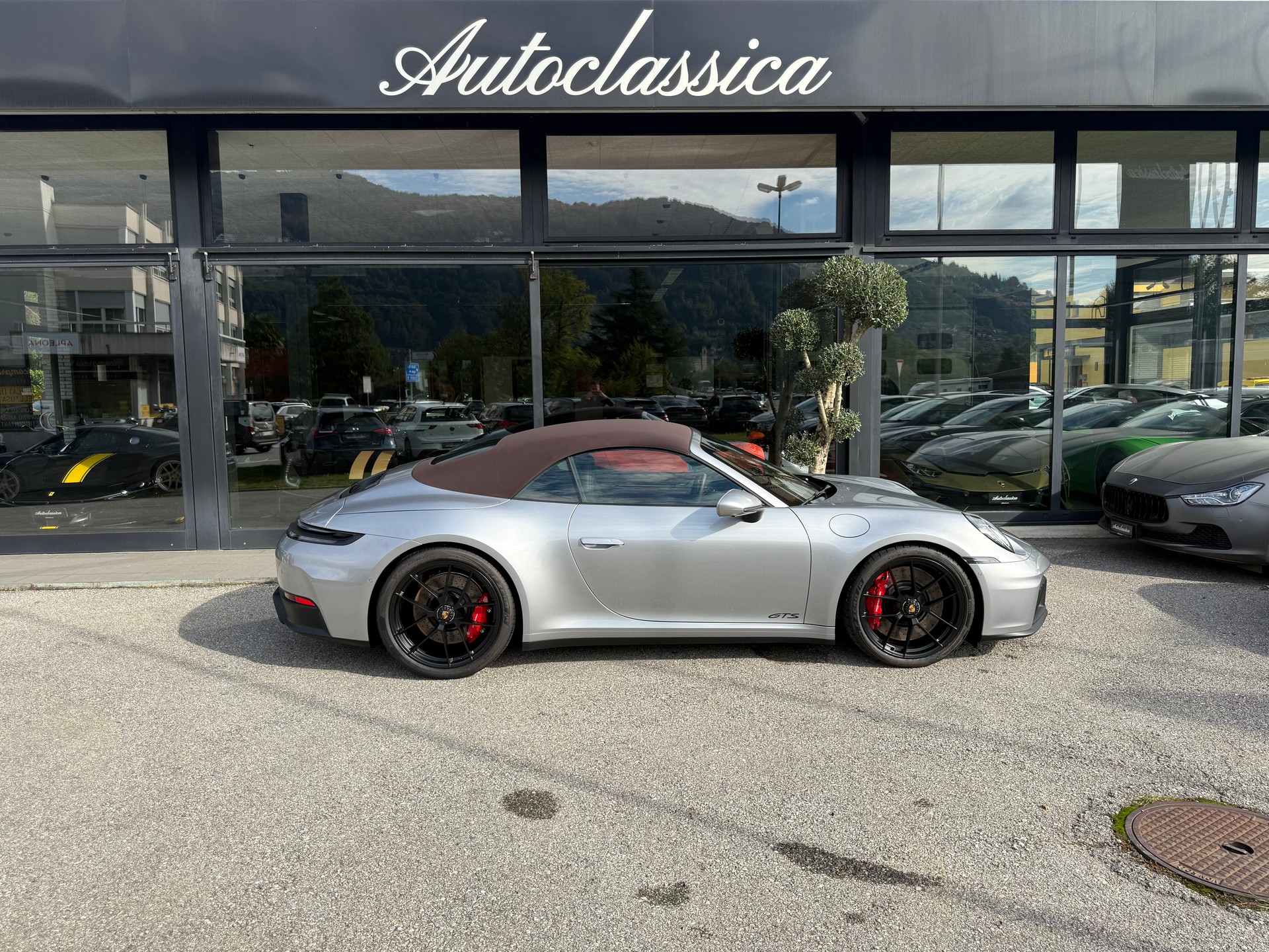 PORSCHE 911 Carrera 4 GTS Cabriolet-image-4
