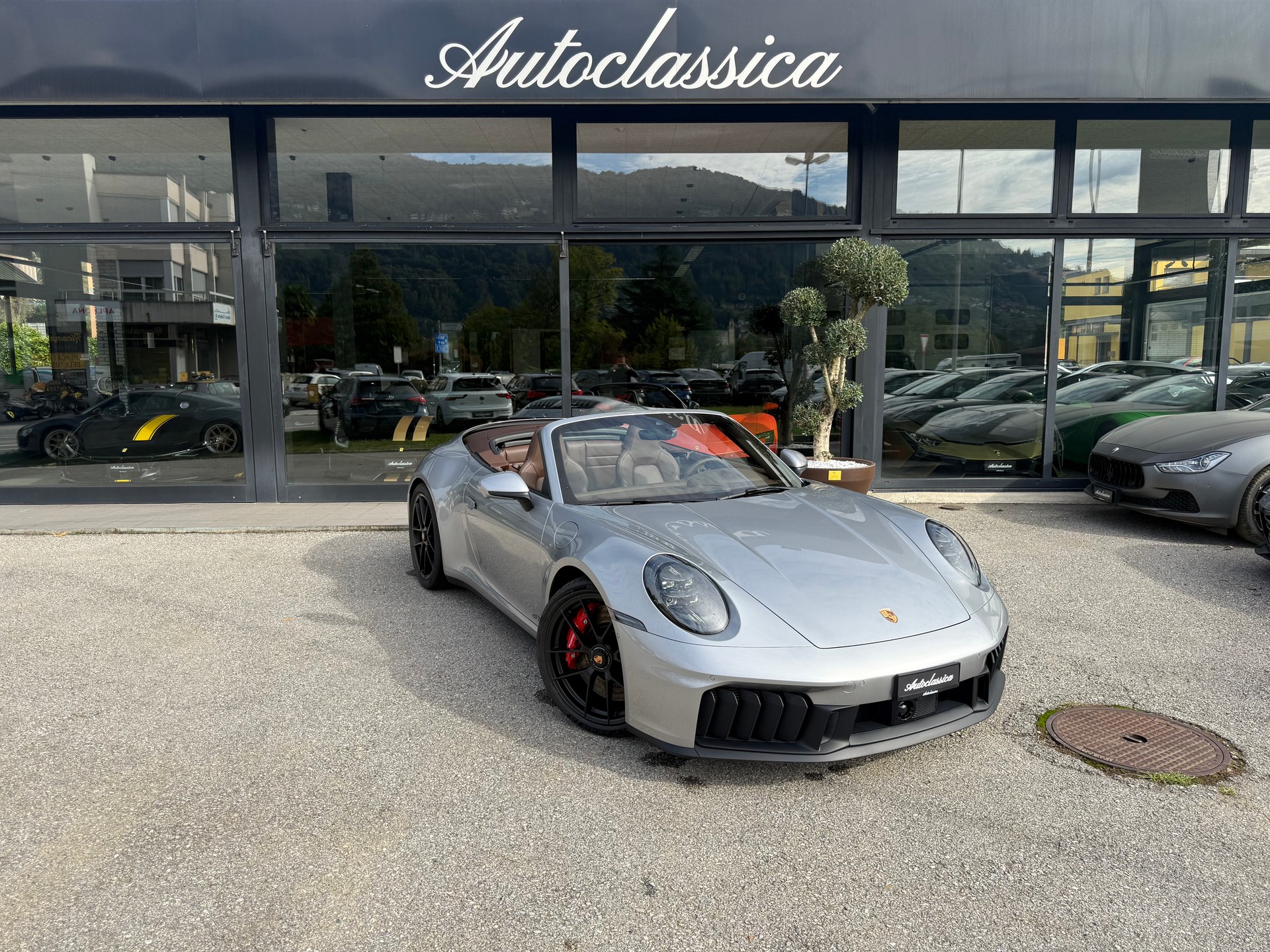 PORSCHE 911 Carrera 4 GTS Cabriolet-image-0