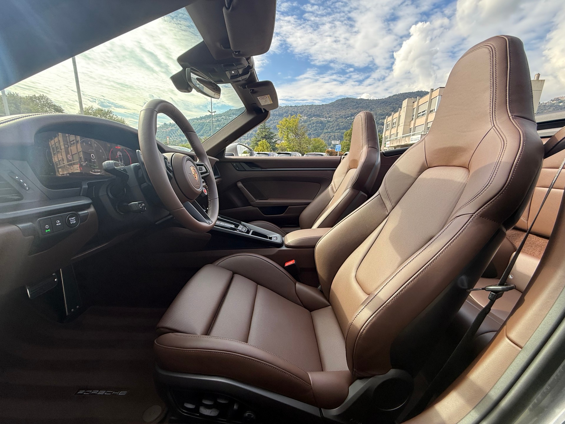 PORSCHE 911 Carrera 4 GTS Cabriolet-image-10