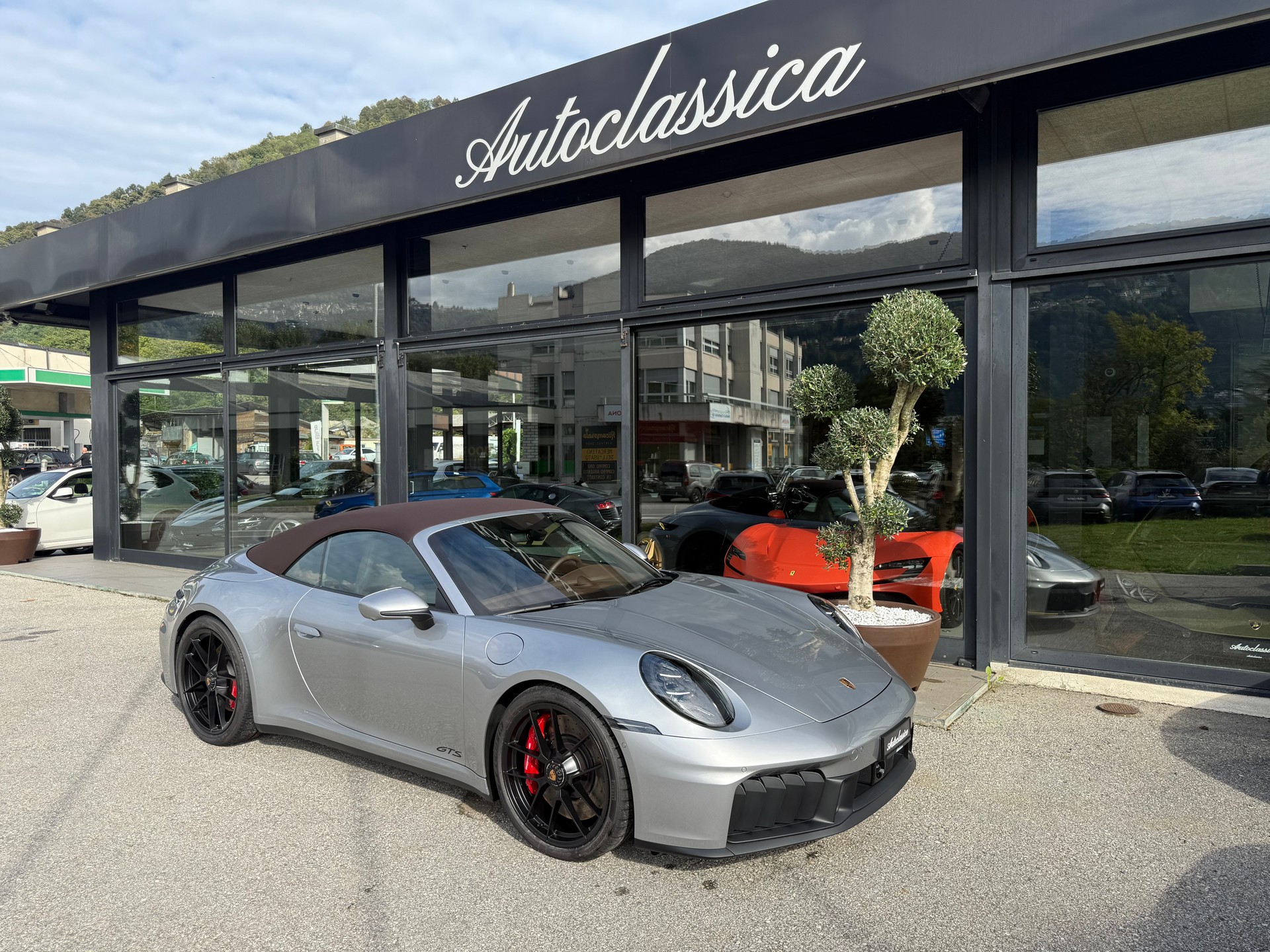 PORSCHE 911 Carrera 4 GTS Cabriolet-image-6