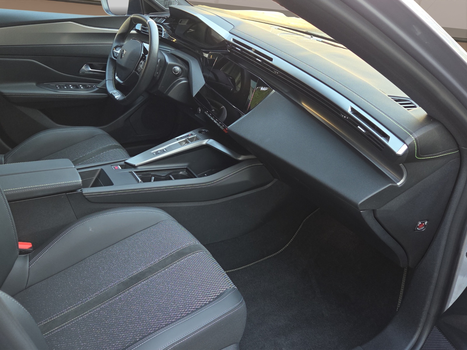 PEUGEOT 308 SW 1.6 PHEV 180 GT-image-9