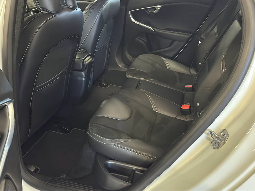 VOLVO V40 1.5 T2 R-Design S/S-image-11