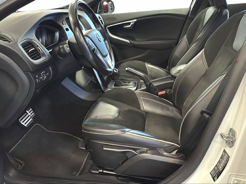 VOLVO V40 1.5 T2 R-Design S/S-image-10