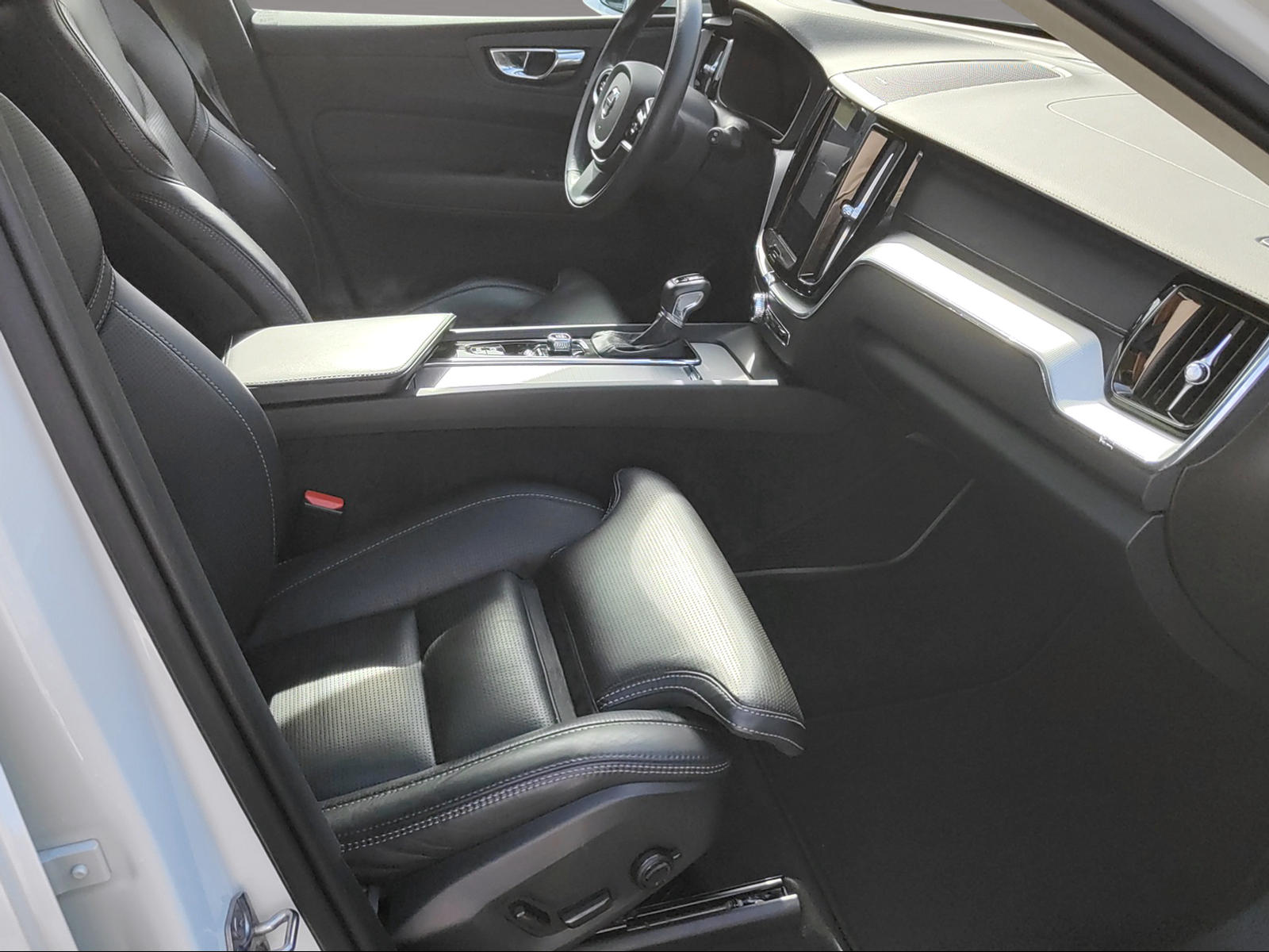 VOLVO XC60 2.0 T5 Inscription AWD-image-15