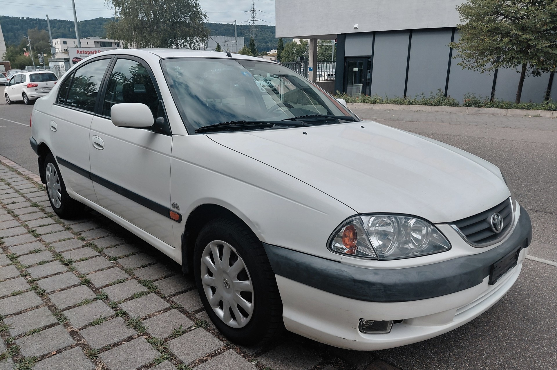 TOYOTA Avensis 2.0 VVT-i Linea Sol Sedan-image-1