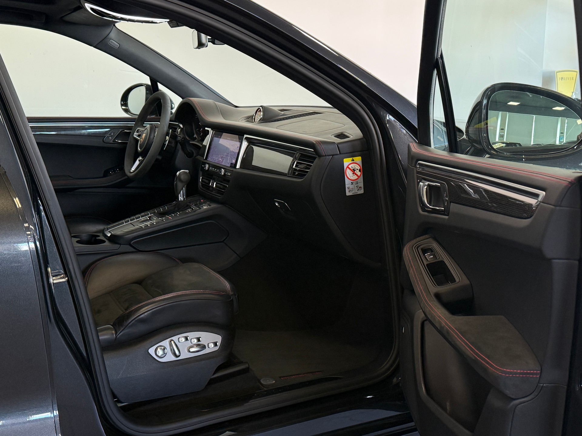 PORSCHE Macan GTS PDK *Carbon & Panoramadach*-image-8