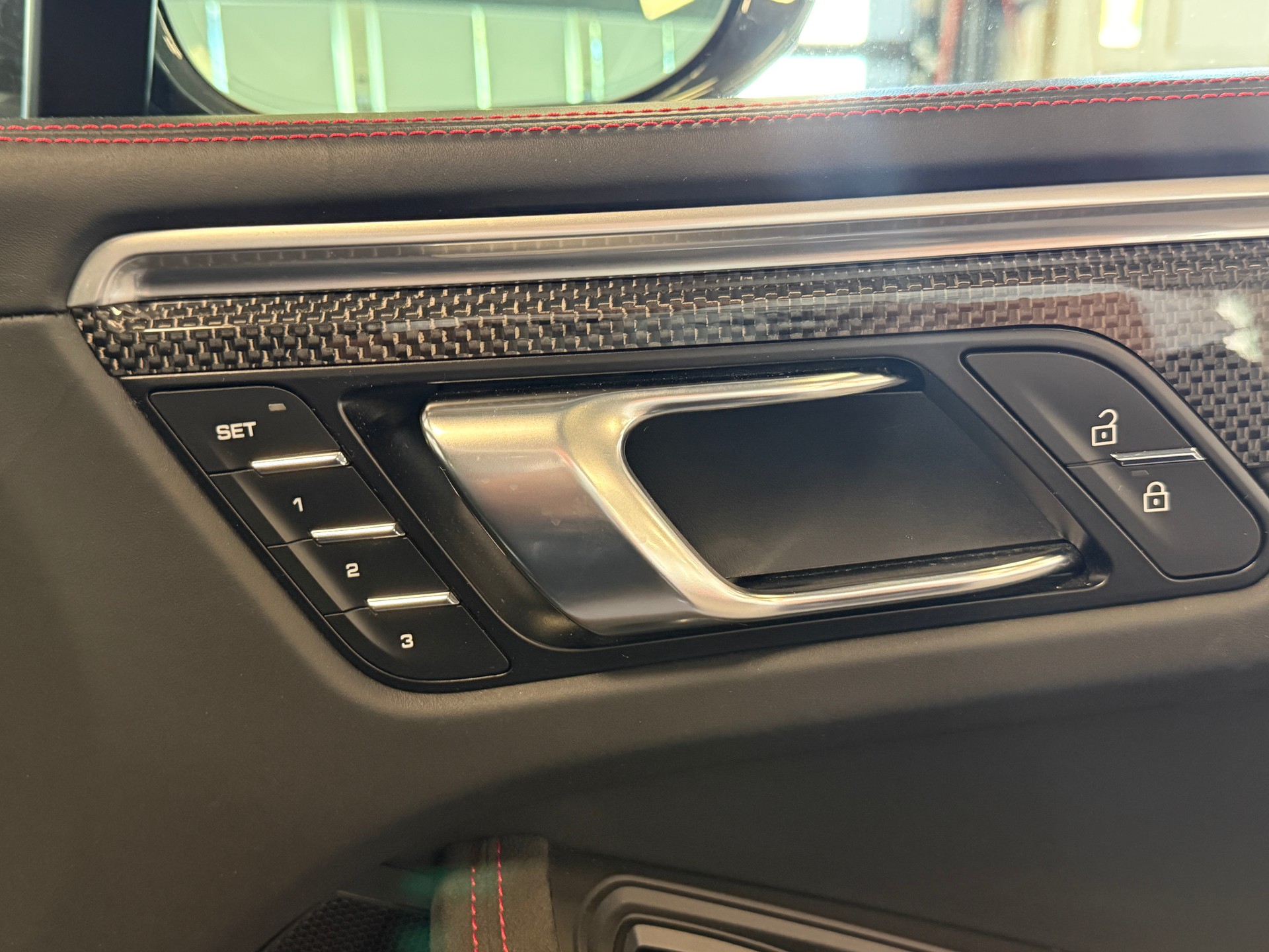 PORSCHE Macan GTS PDK *Carbon & Panoramadach*-image-11