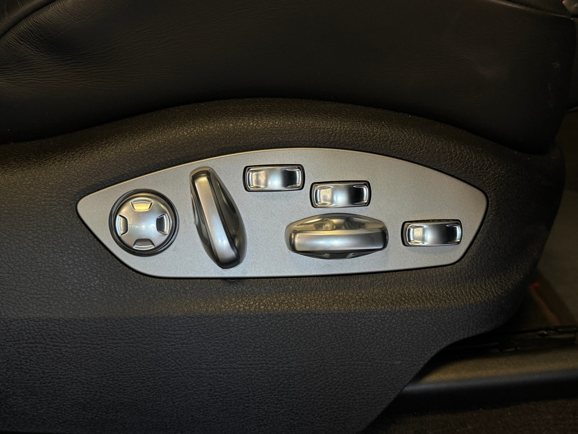 PORSCHE Macan GTS PDK *Carbon & Panoramadach*-image-9