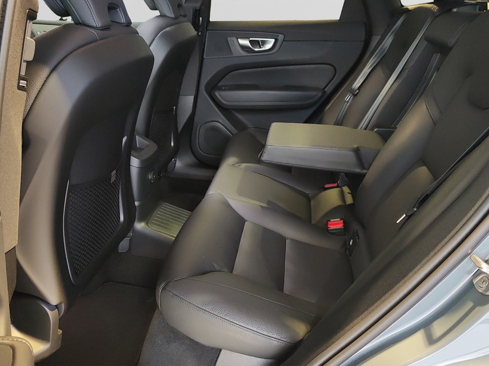 VOLVO XC60 2.0 T6 TE Ultimate Dark eAWD-image-8