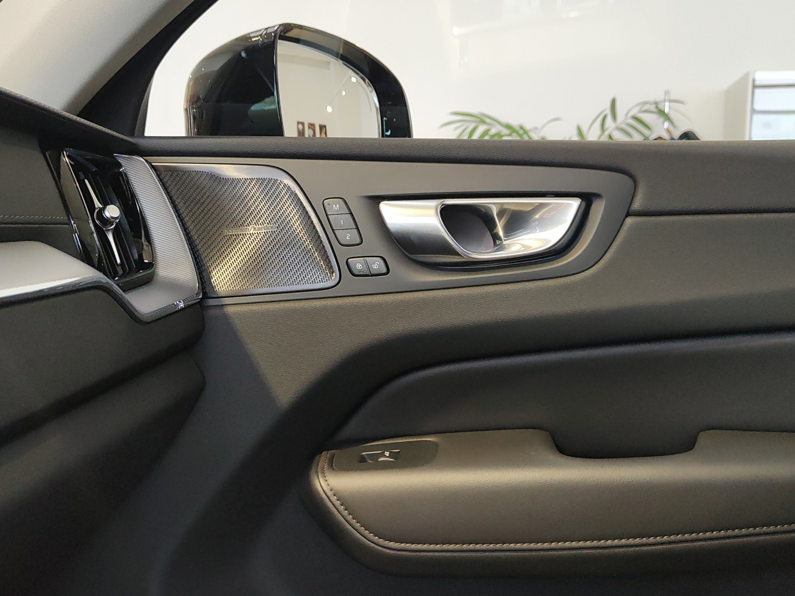 VOLVO XC60 2.0 T6 TE Ultimate Dark eAWD-image-14