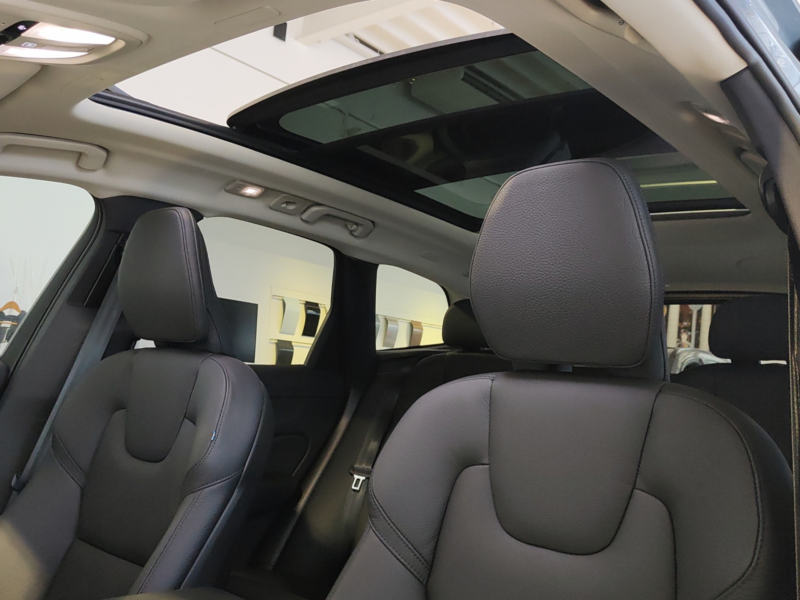 VOLVO XC60 2.0 T6 TE Ultimate Dark eAWD-image-13