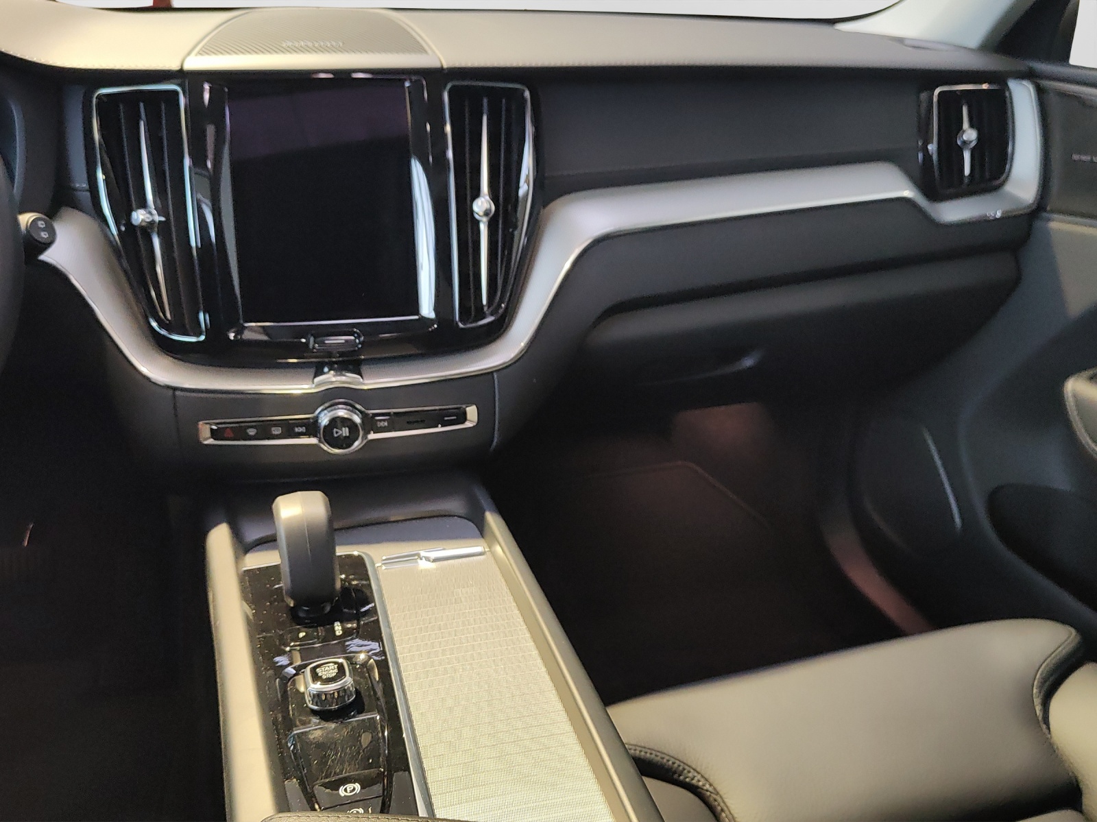 VOLVO XC60 2.0 T6 TE Ultimate Dark eAWD-image-11