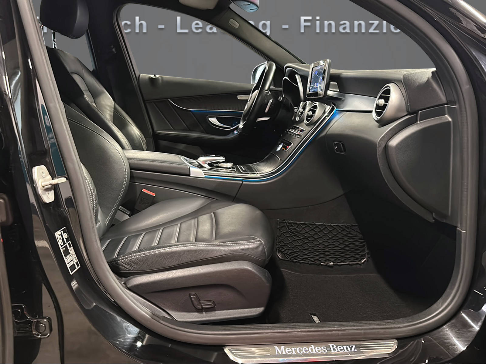 MERCEDES-BENZ C 200 AMG Line 4Matic 7G-Tronic-image-10