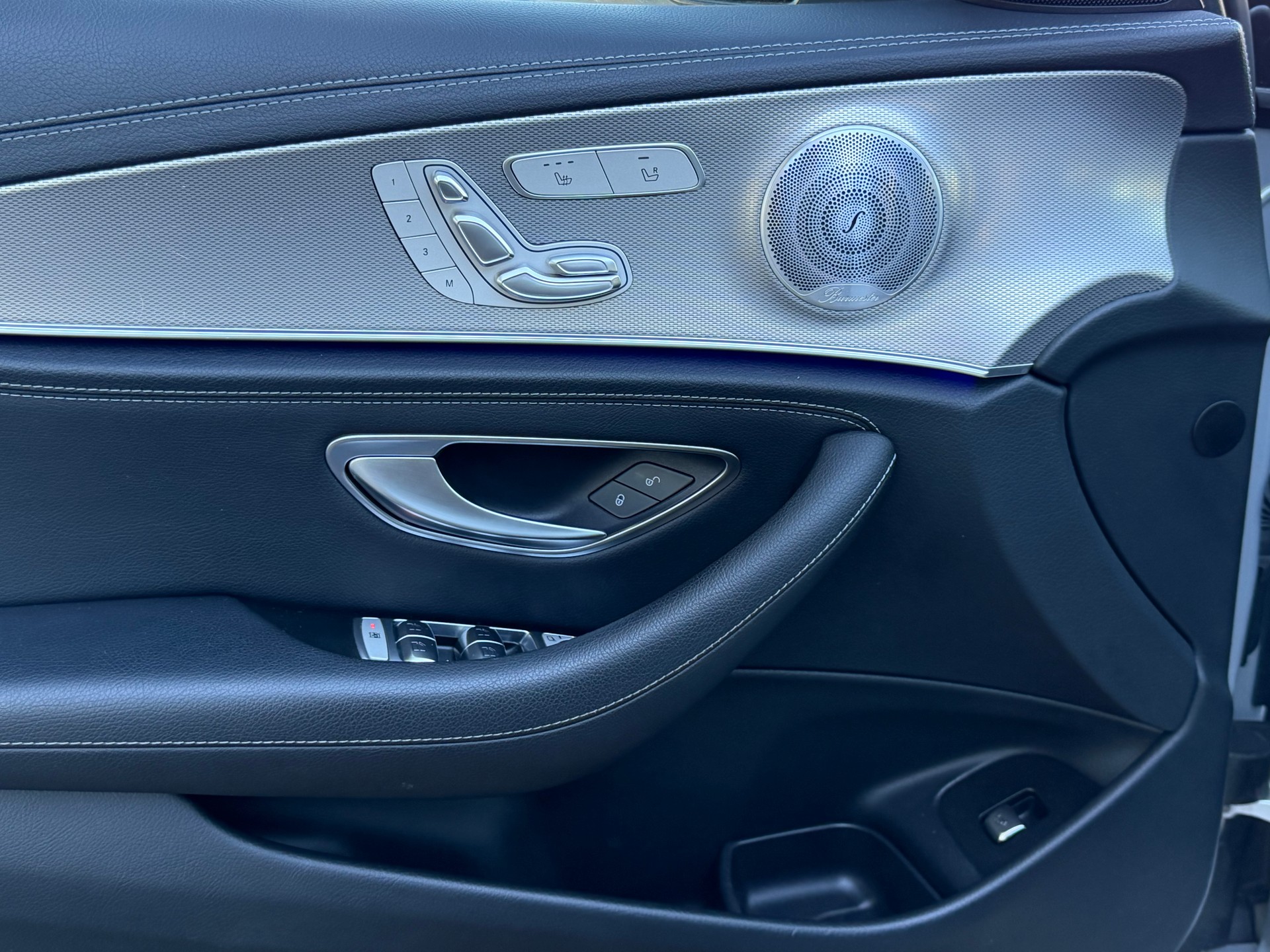 MERCEDES-BENZ E 220 d Swiss Star AMG Line 4matic-image-11