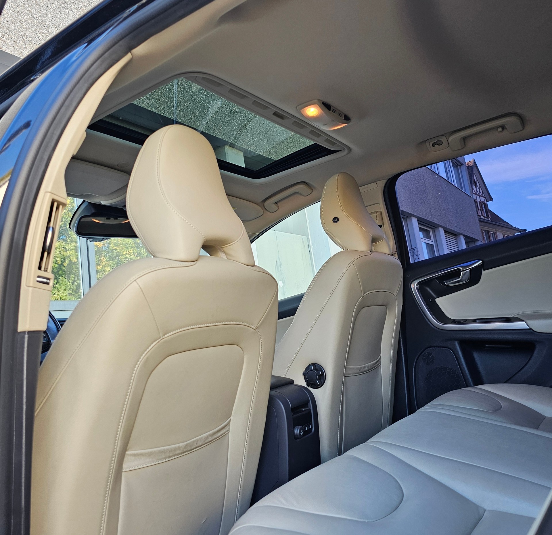 VOLVO V60 D6 AWD Plug-in Hybrid Summum Geartronic-image-11