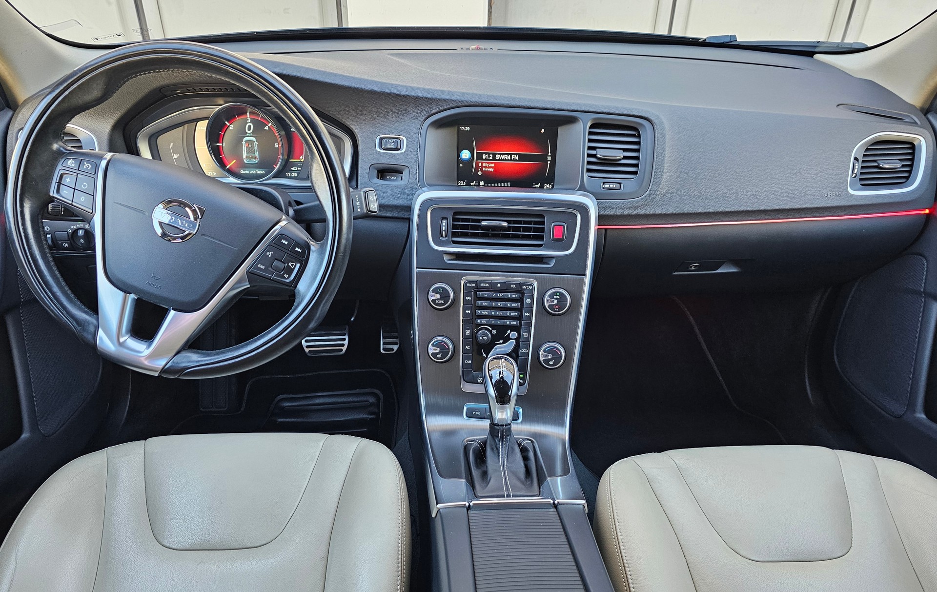VOLVO V60 D6 AWD Plug-in Hybrid Summum Geartronic-image-7