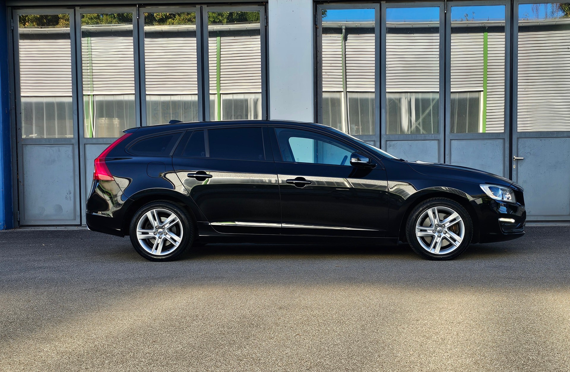 VOLVO V60 D6 AWD Plug-in Hybrid Summum Geartronic-image-4