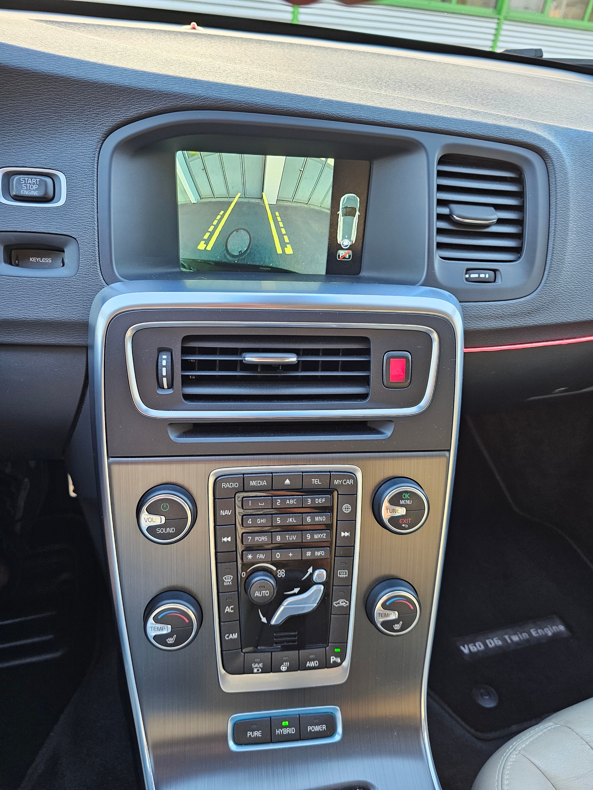 VOLVO V60 D6 AWD Plug-in Hybrid Summum Geartronic-image-9