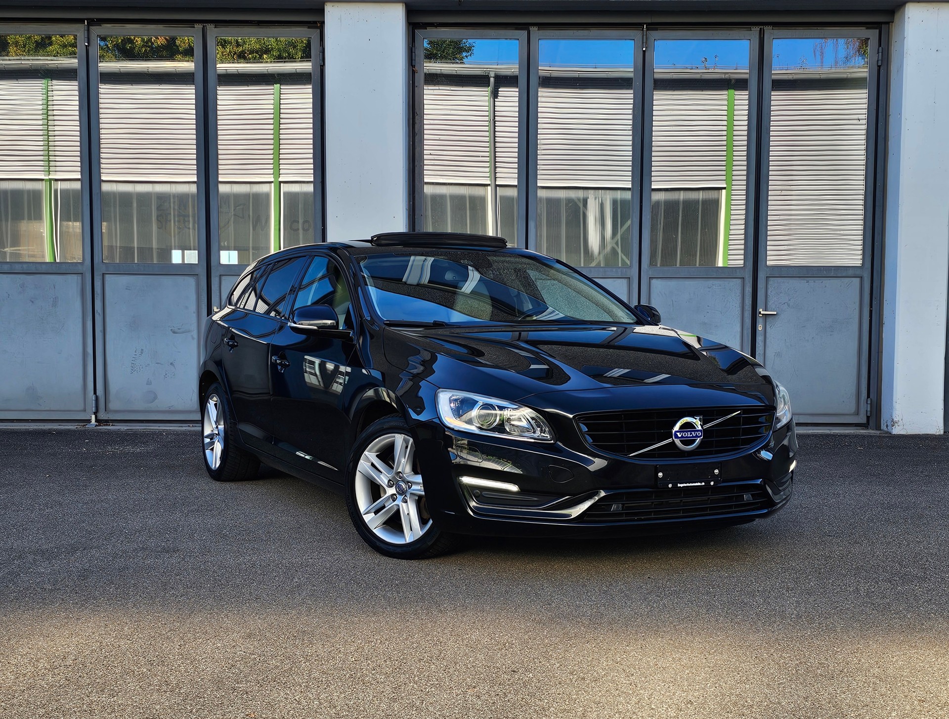 VOLVO V60 D6 AWD Plug-in Hybrid Summum Geartronic-image-5