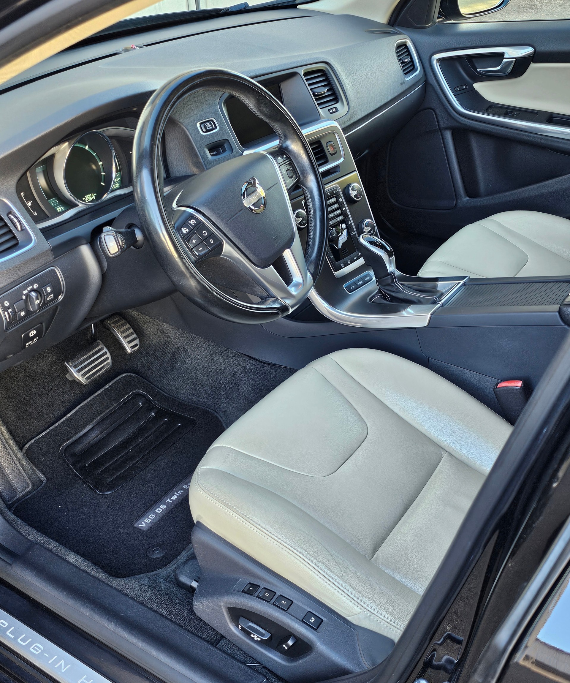 VOLVO V60 D6 AWD Plug-in Hybrid Summum Geartronic-image-6