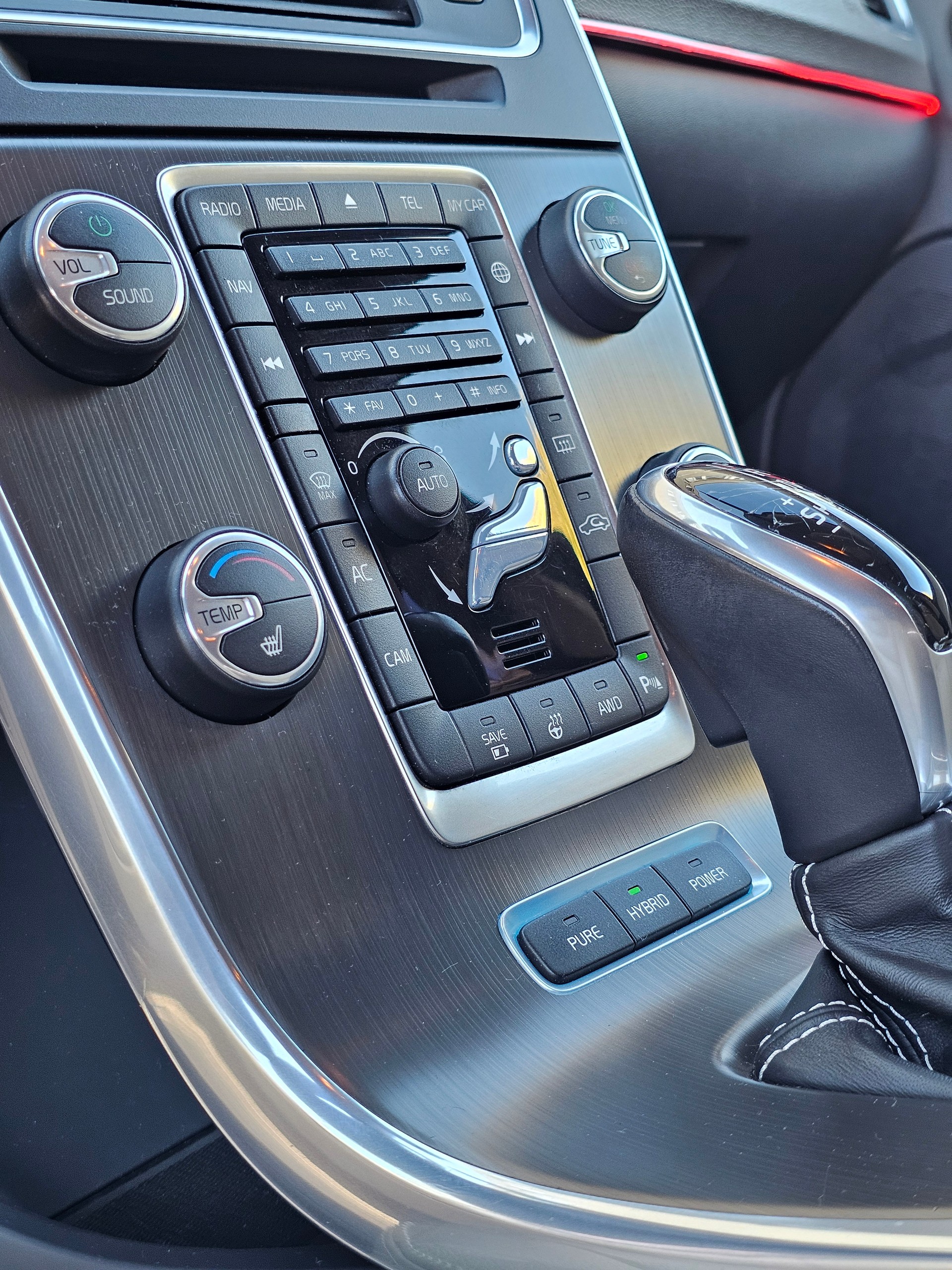 VOLVO V60 D6 AWD Plug-in Hybrid Summum Geartronic-image-8