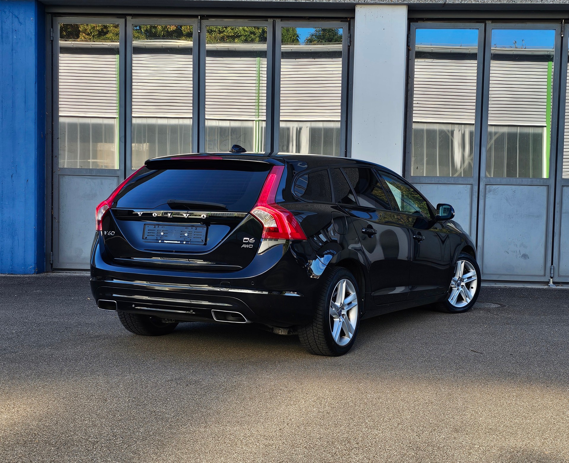 VOLVO V60 D6 AWD Plug-in Hybrid Summum Geartronic-image-3