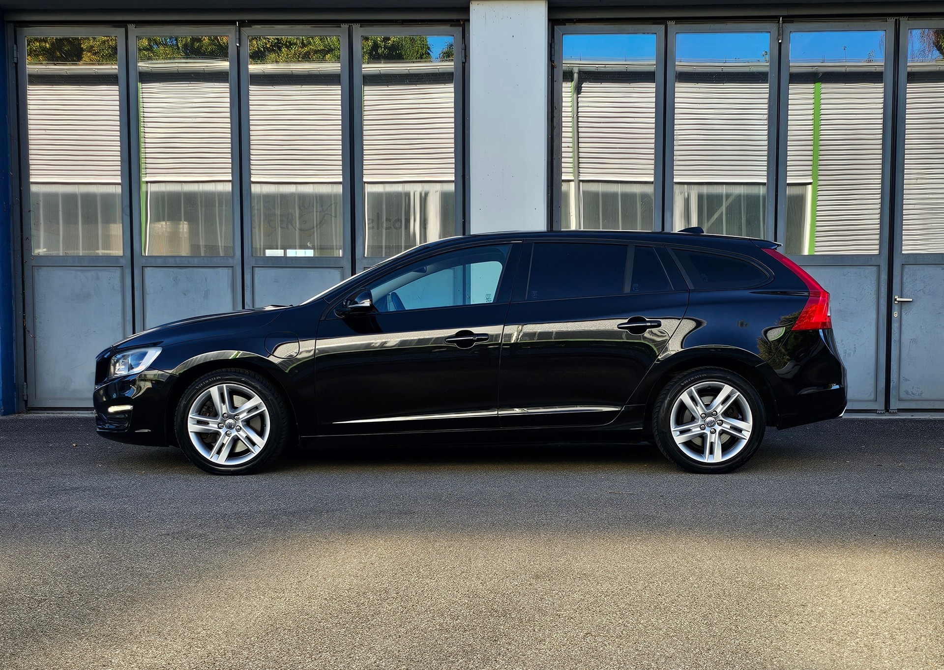 VOLVO V60 D6 AWD Plug-in Hybrid Summum Geartronic-image-1