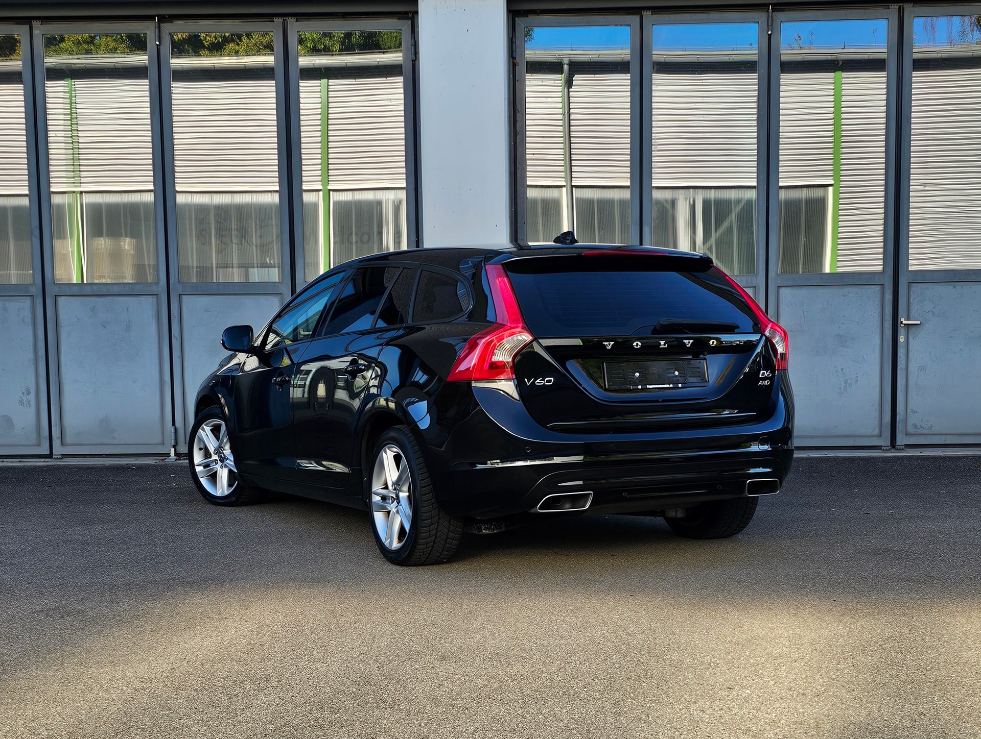 VOLVO V60 D6 AWD Plug-in Hybrid Summum Geartronic-image-2