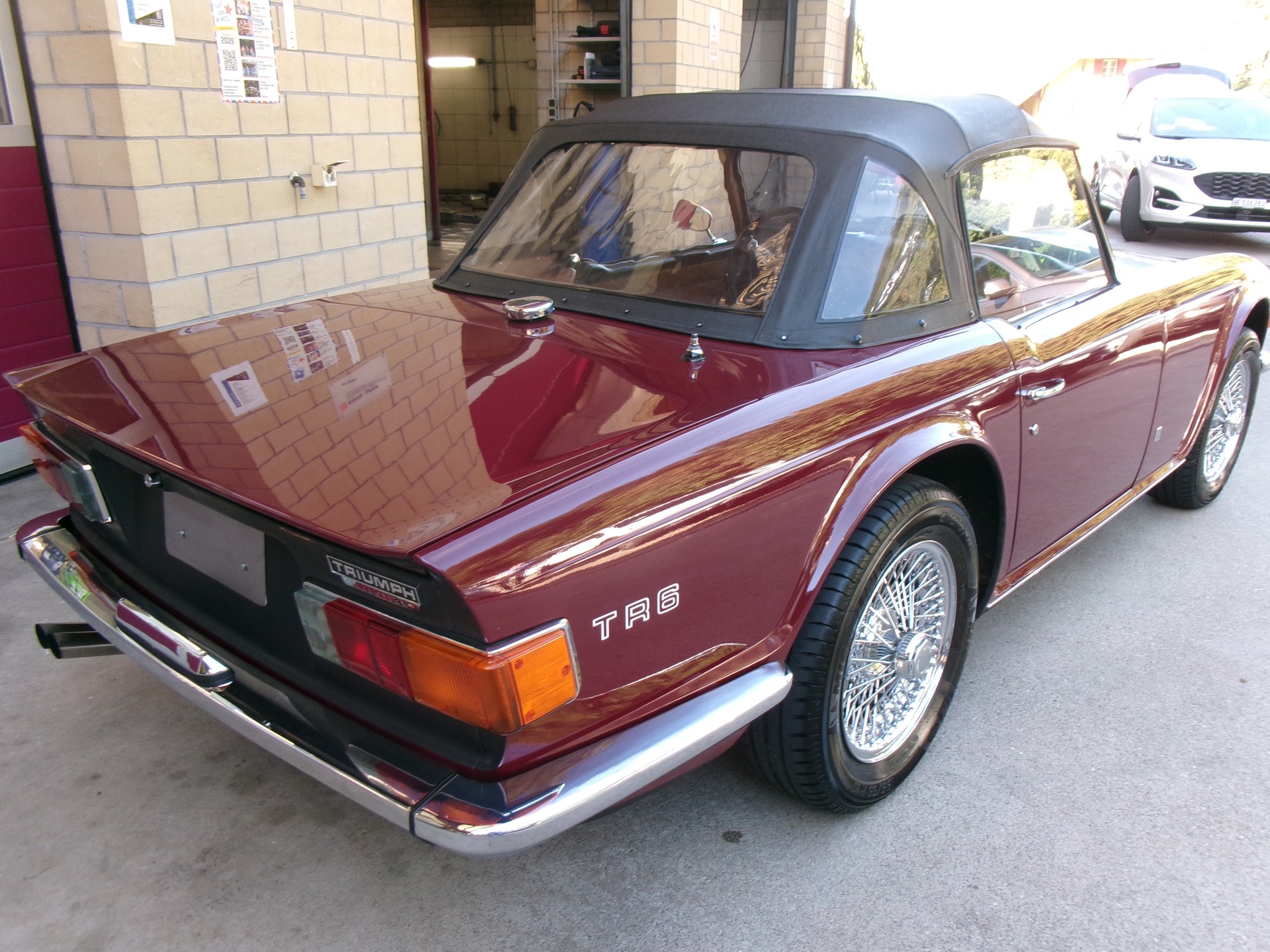 TRIUMPH TR6-image-2