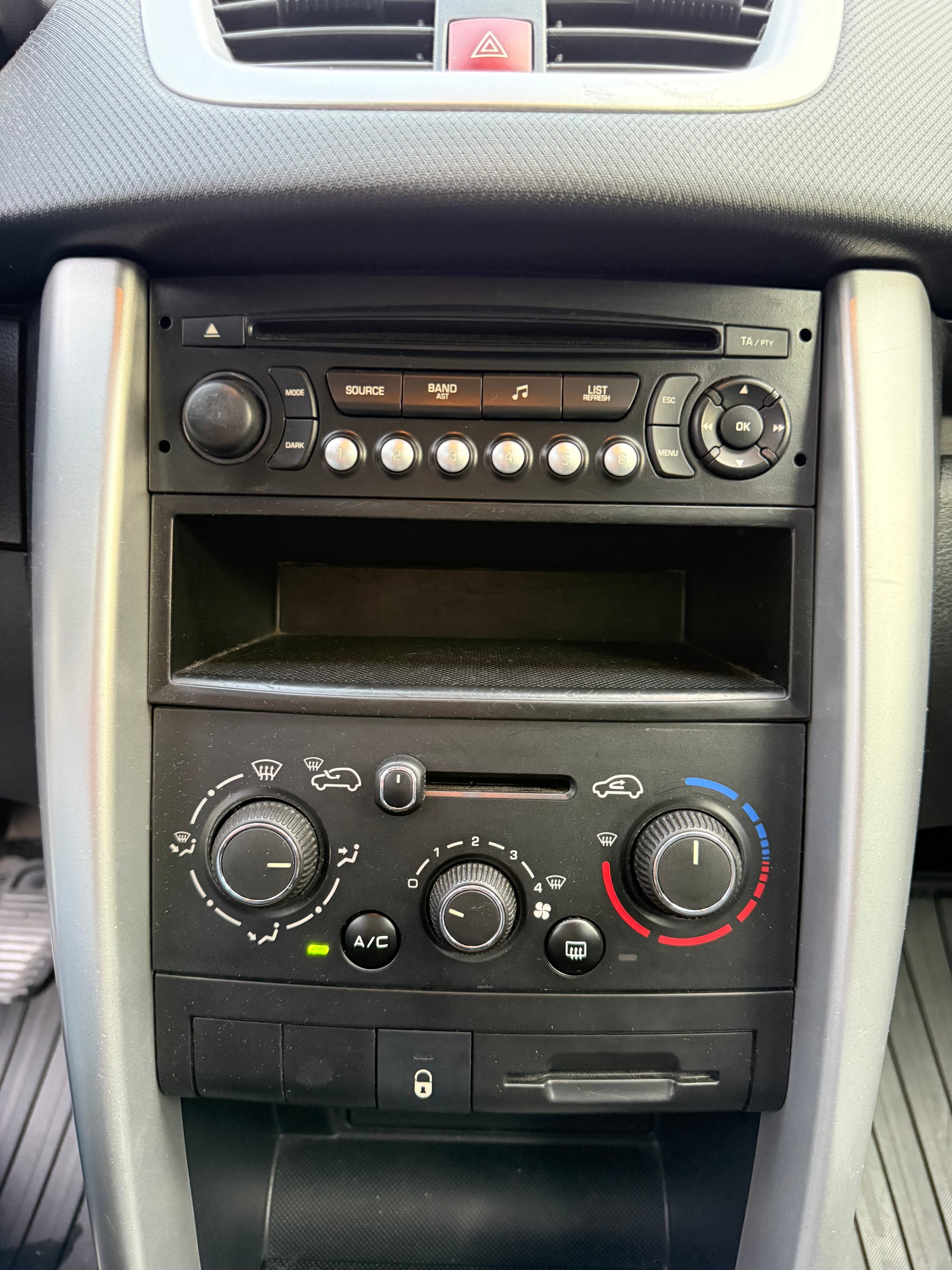 PEUGEOT 207 1.4 Trendy Clim-image-12