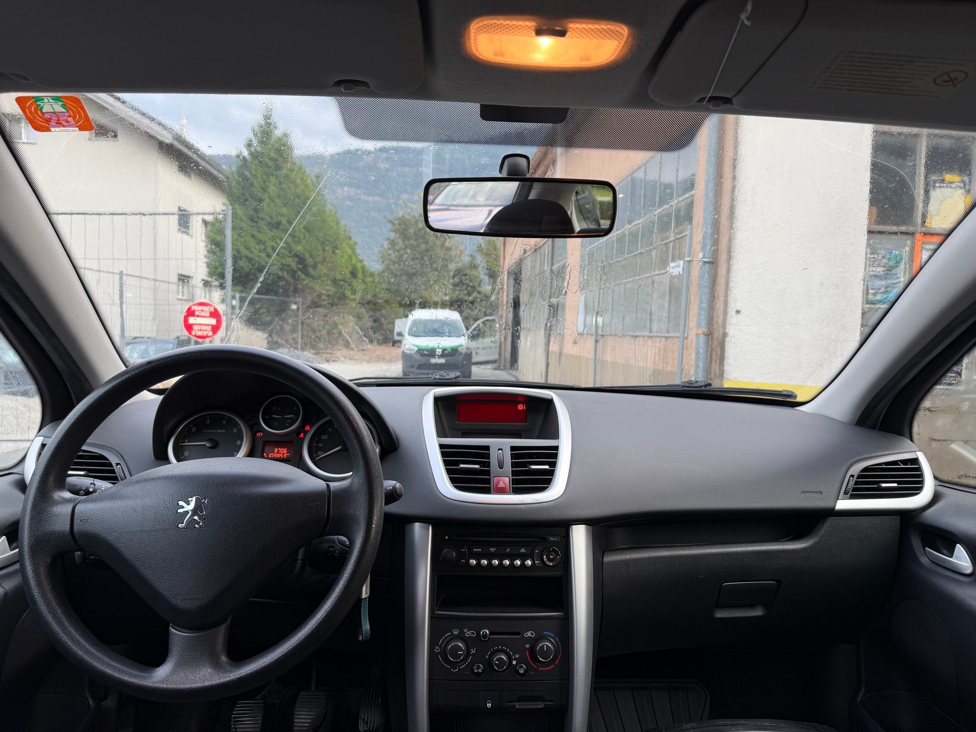 PEUGEOT 207 1.4 Trendy Clim-image-9