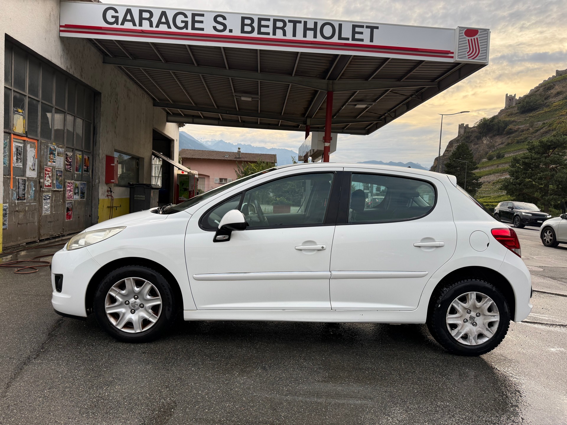 PEUGEOT 207 1.4 Trendy Clim-image-5
