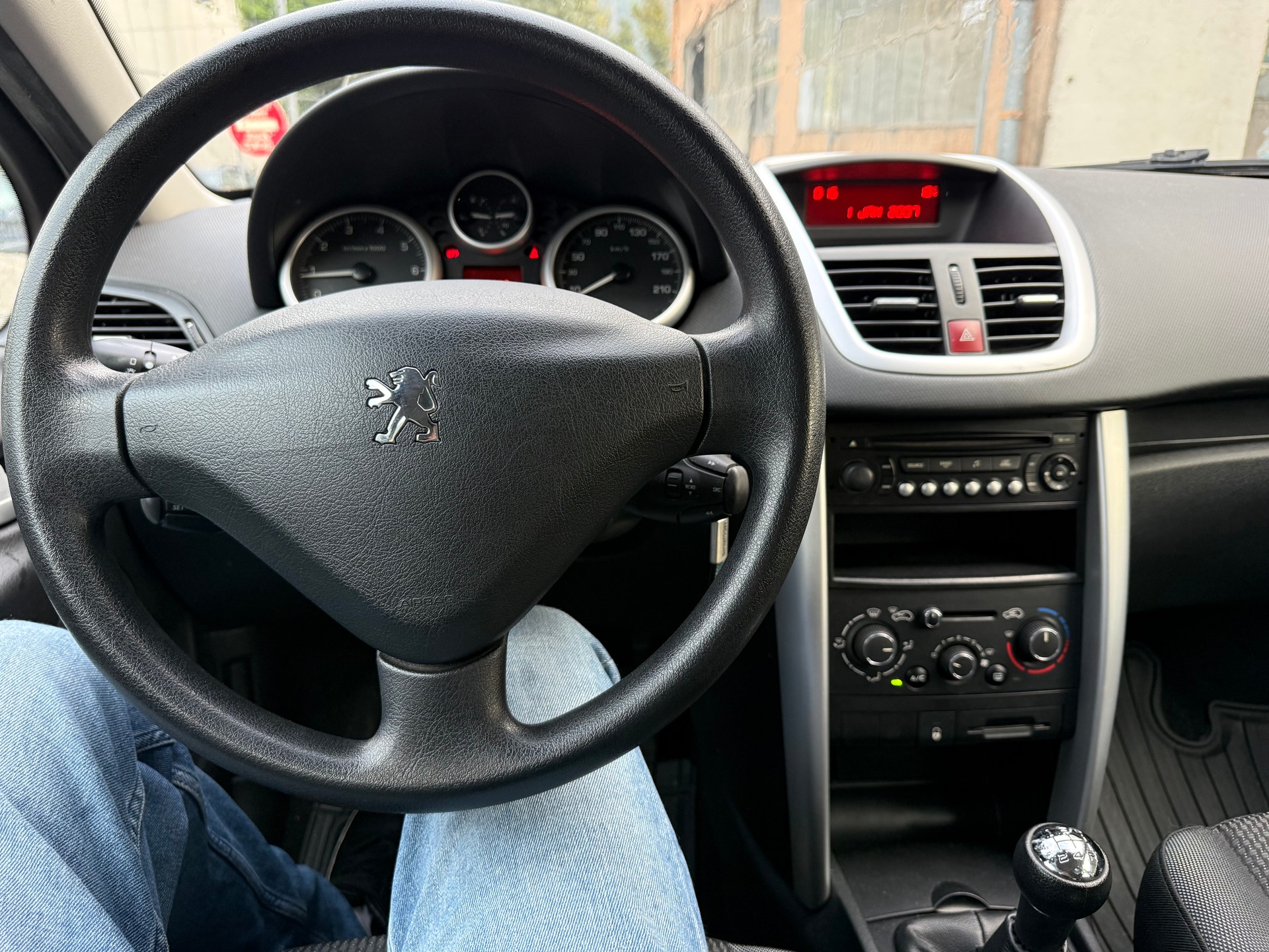 PEUGEOT 207 1.4 Trendy Clim-image-11