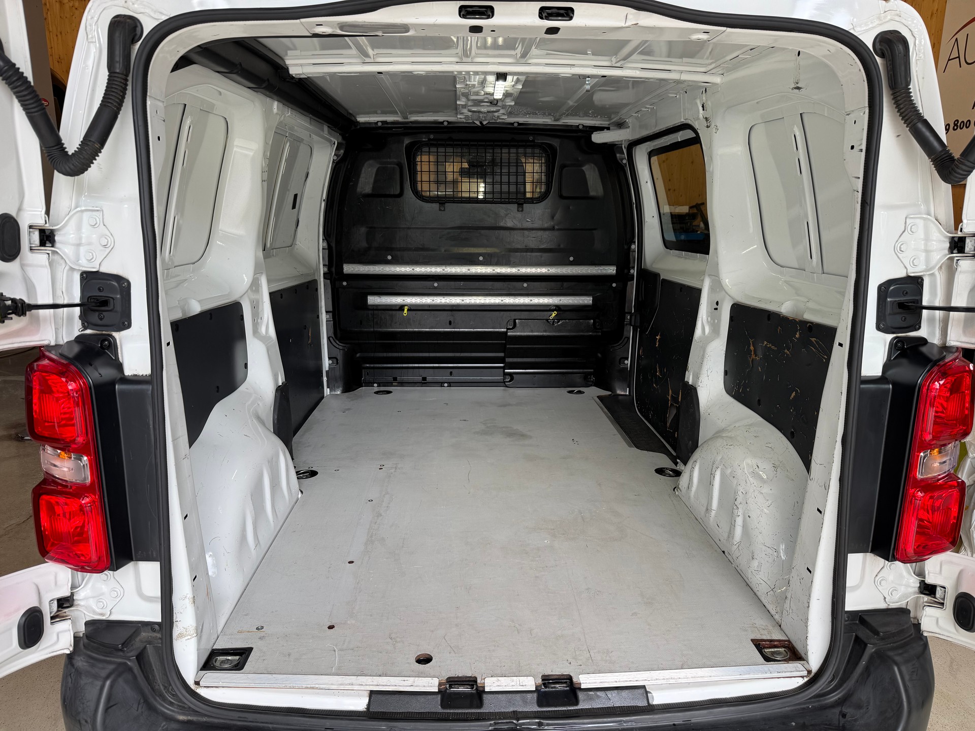 CITROEN Jumpy 2.0 BlueHDi 140 M Club EAT8-image-10
