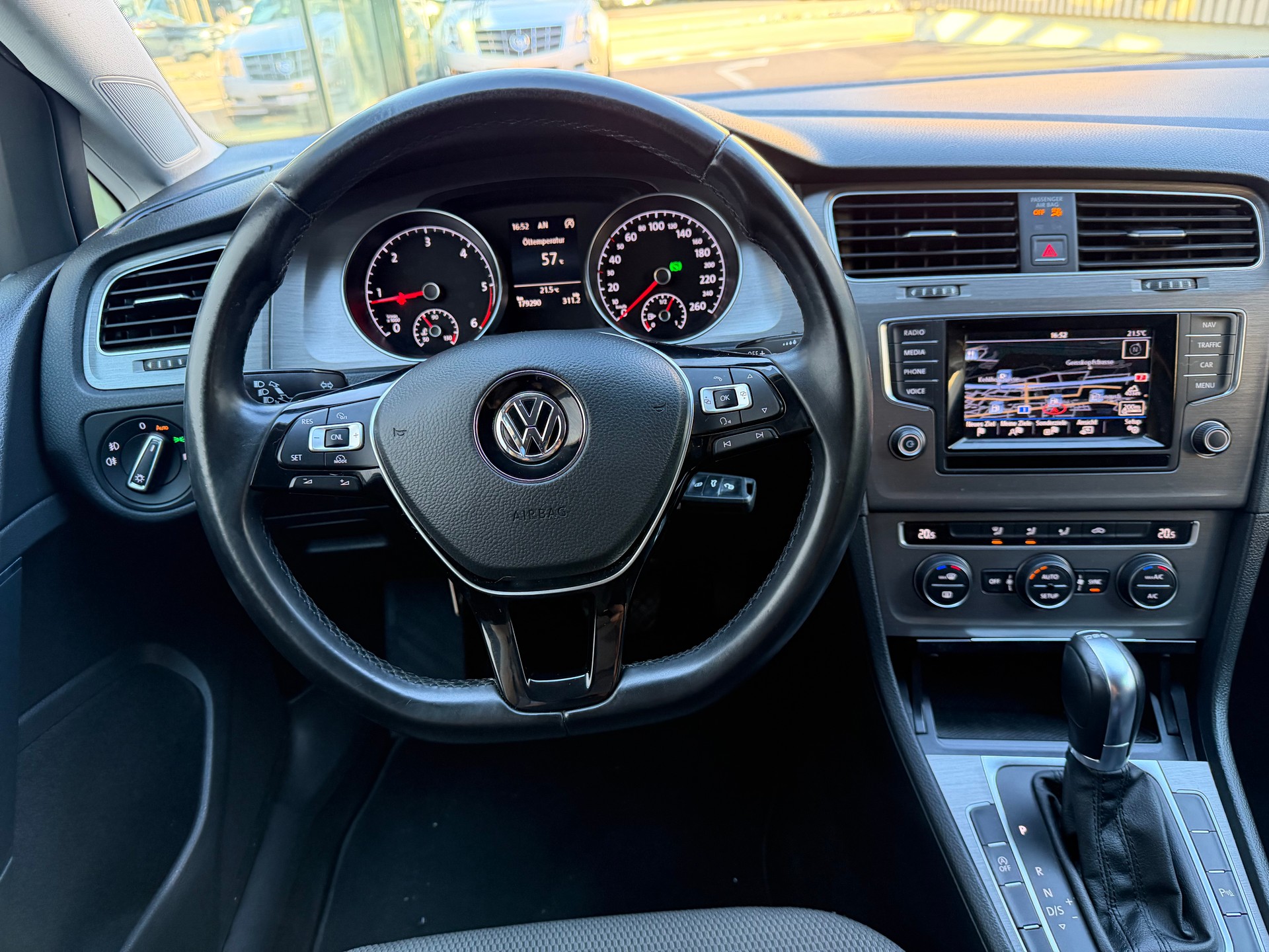 VW Golf Variant 1.6 TDI Comfortline DSG-image-10