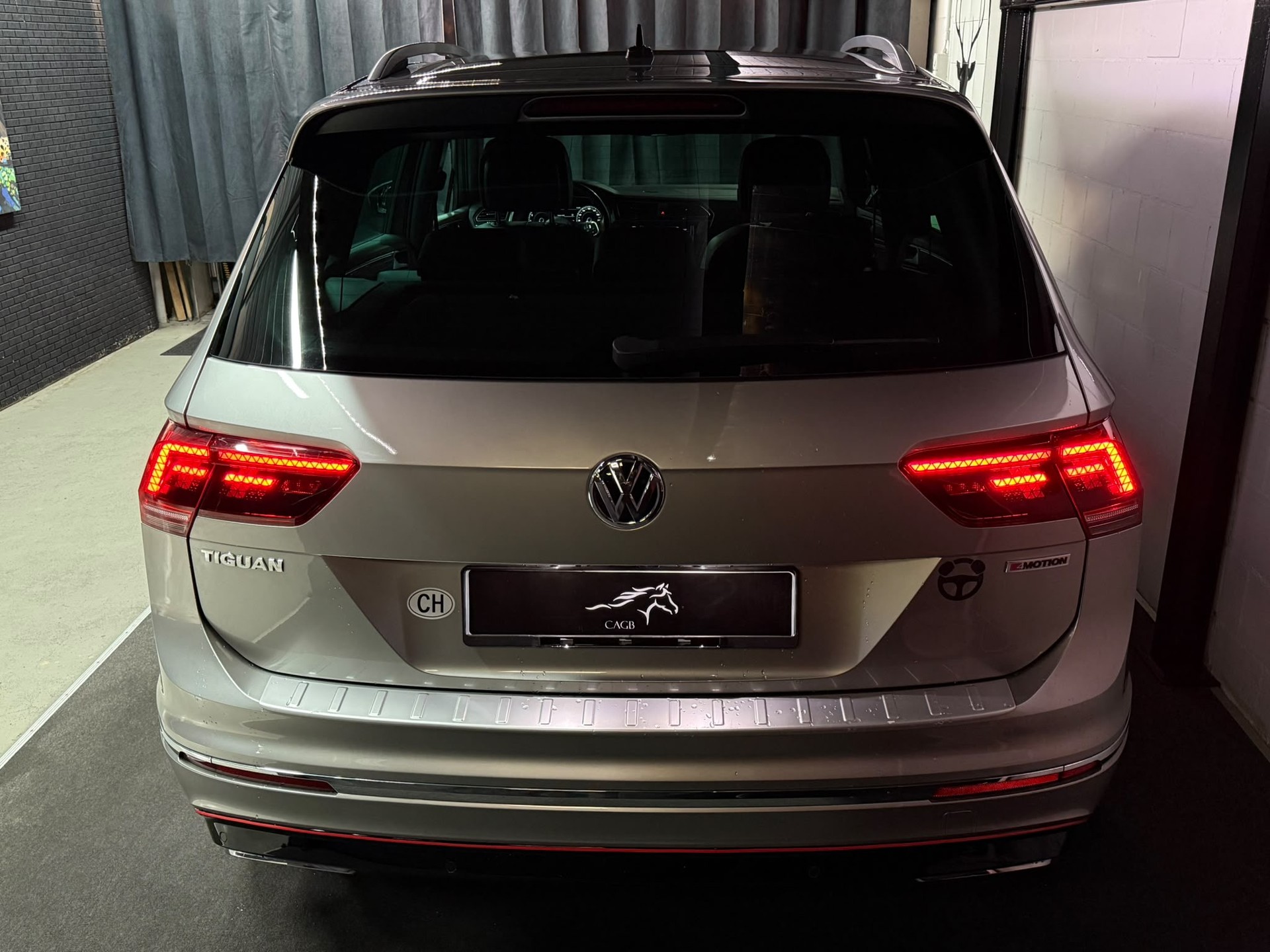 VW Tiguan 2.0TSI R-Line Highline 4Motion DSG-image-5